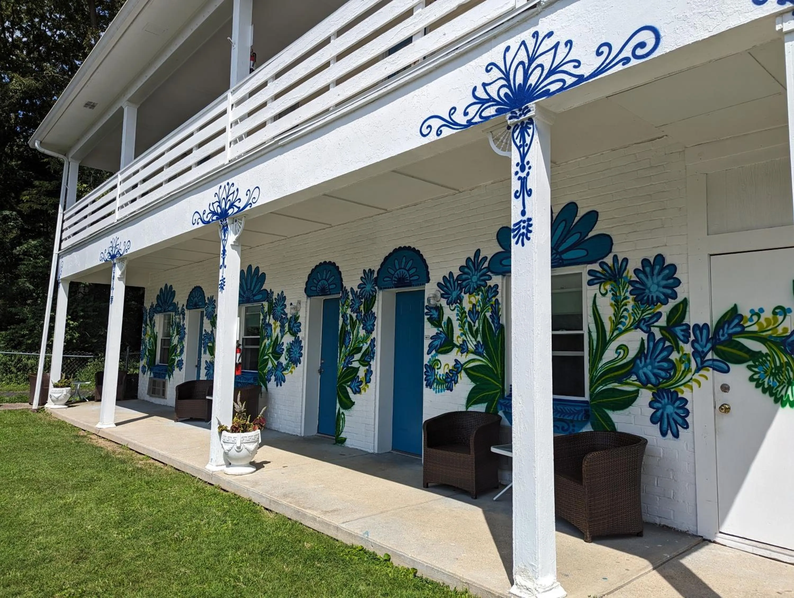 Property building in Riverboat Inn & Suites