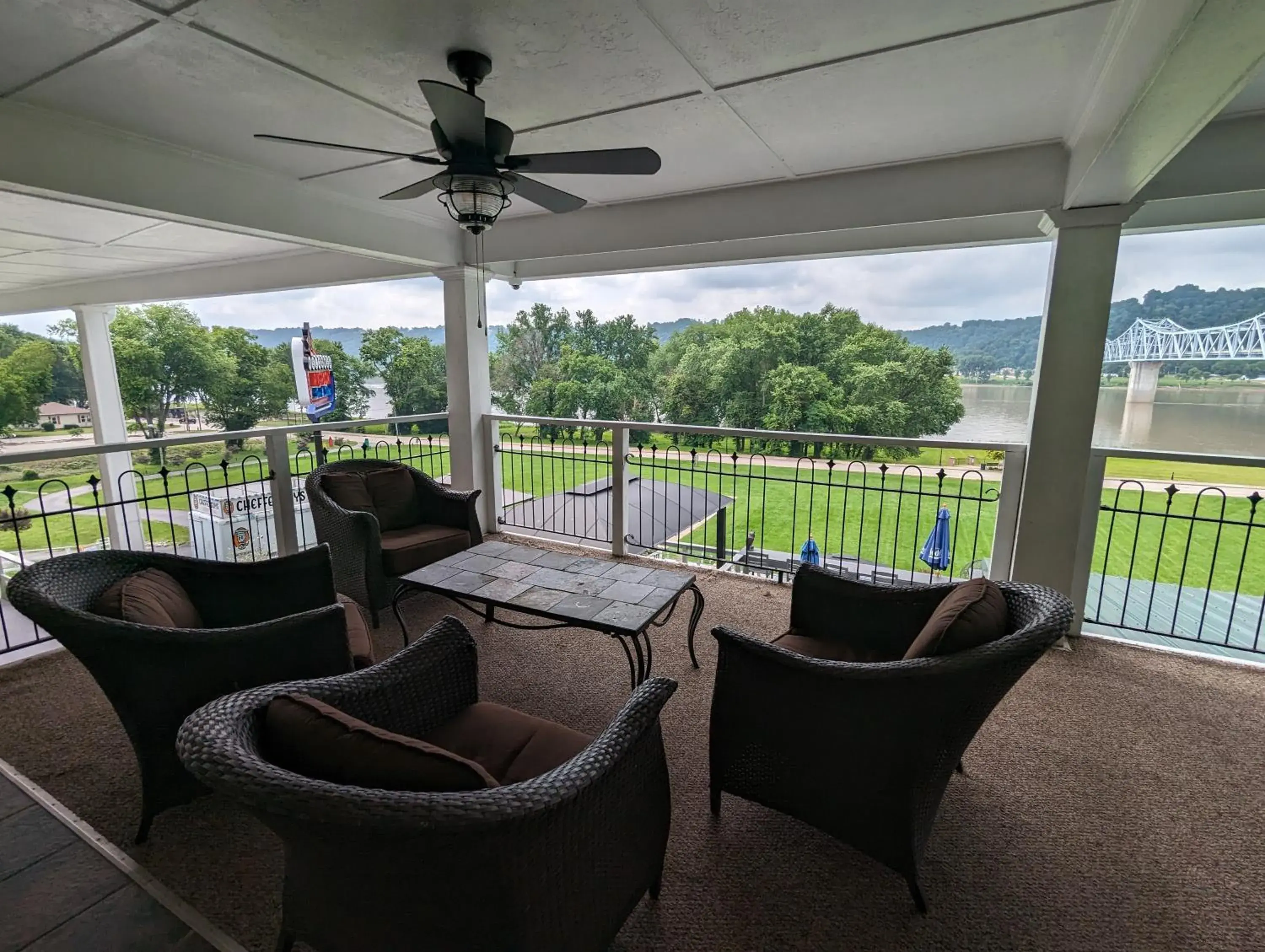 Suite with River View in Riverboat Inn & Suites Suite with River View in Riverboat Inn & Suites