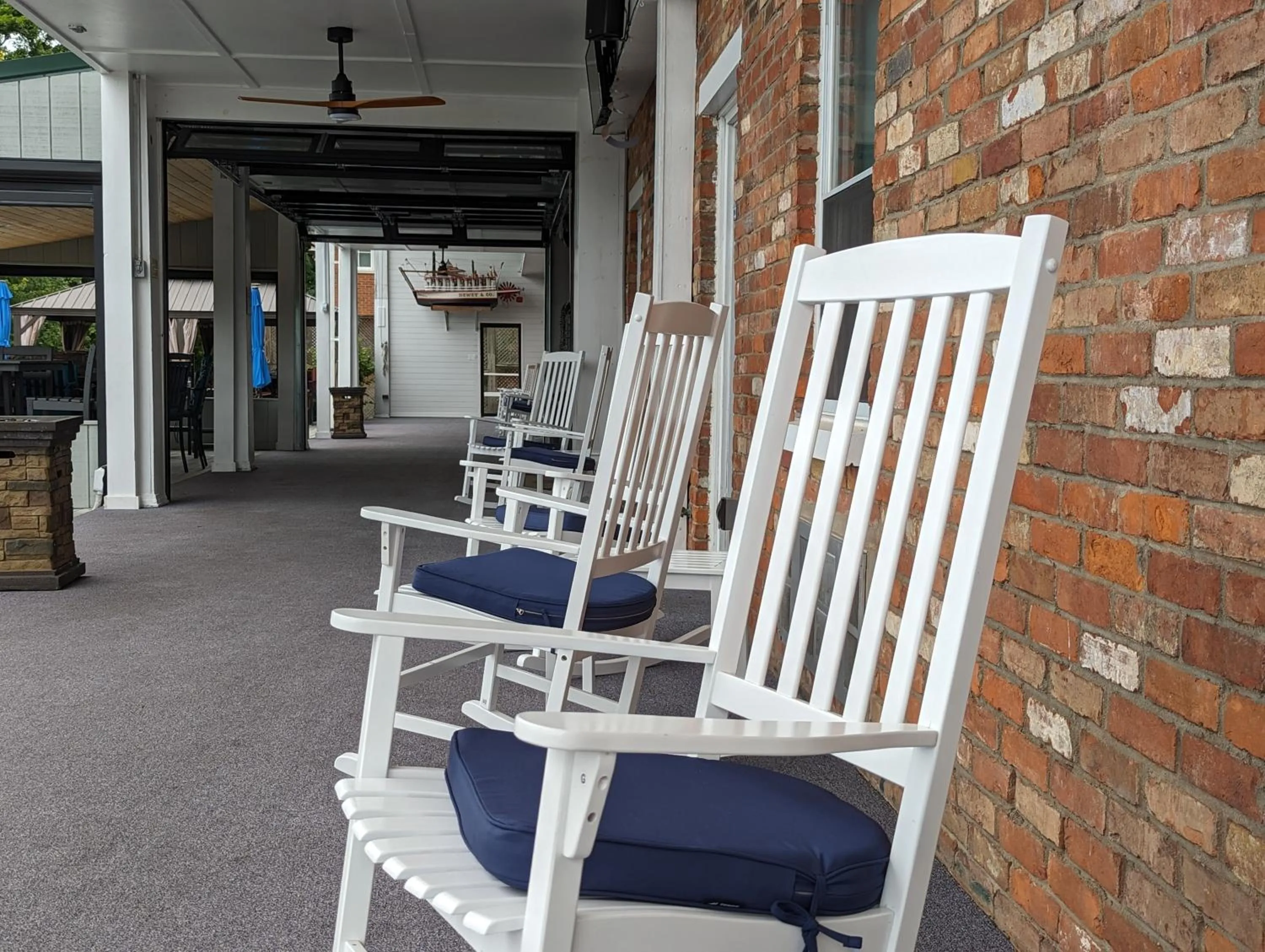 Riverboat Inn & Suites