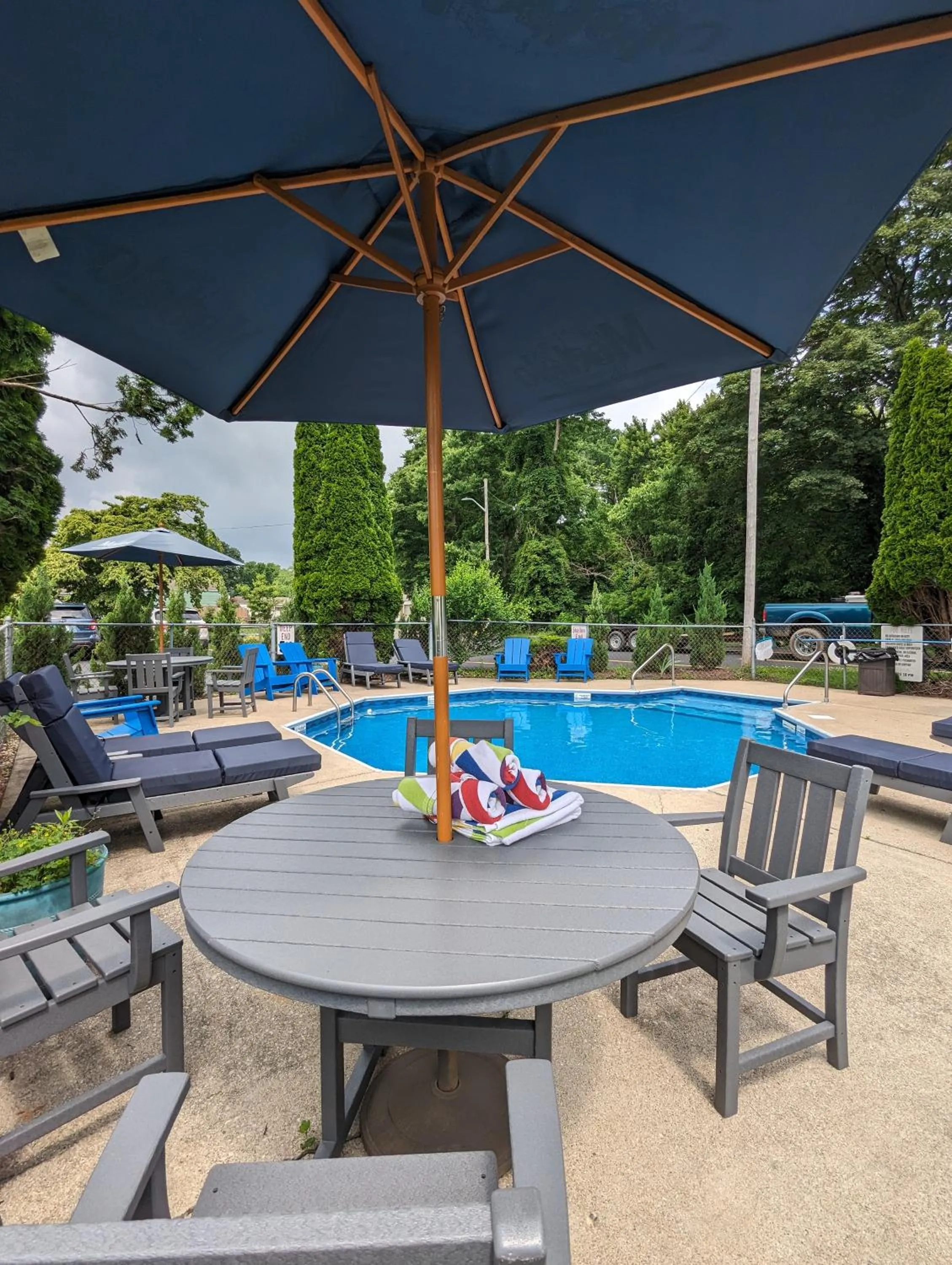 Swimming pool in Riverboat Inn & Suites