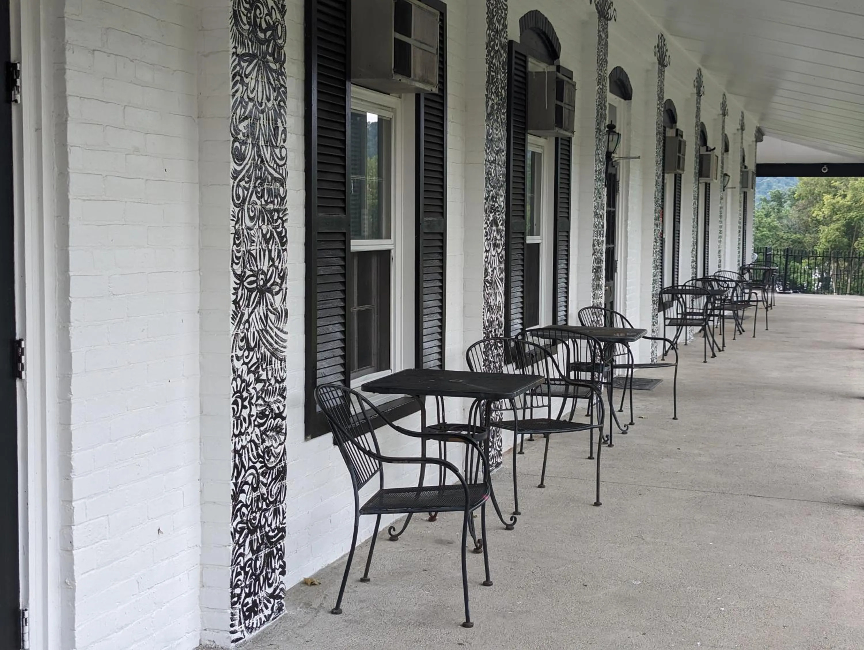 Riverboat Inn & Suites