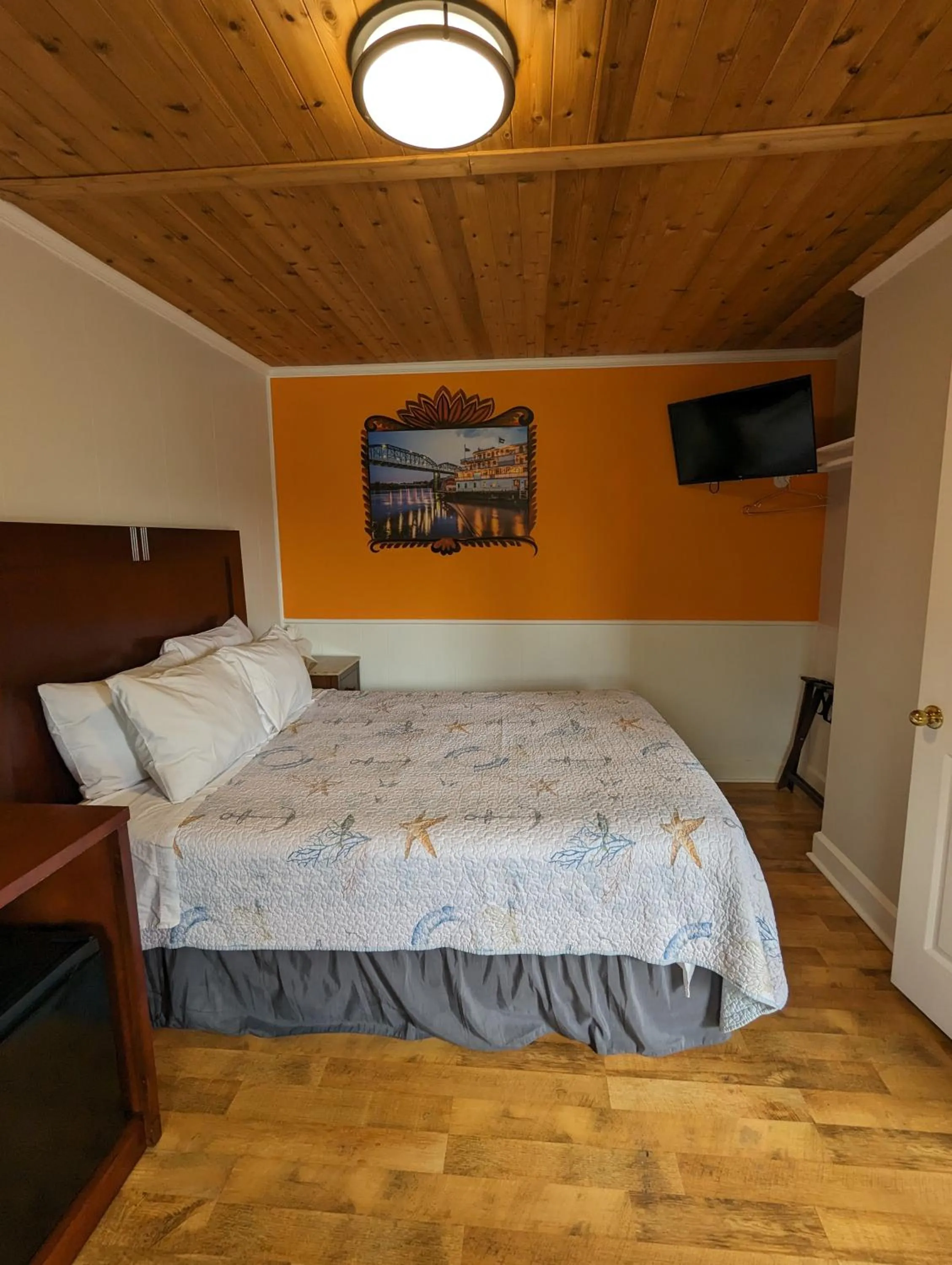 Bed in Riverboat Inn & Suites