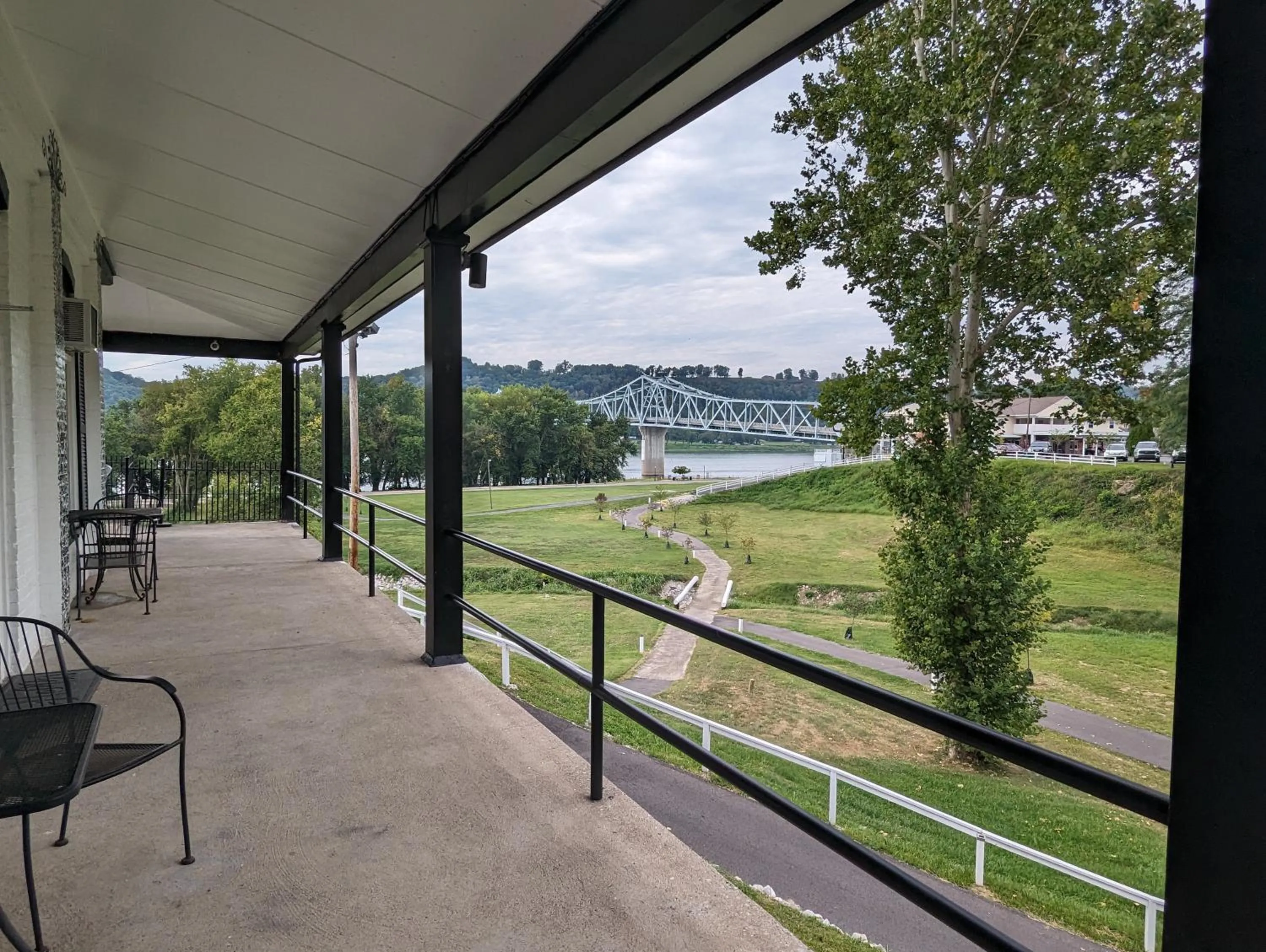 Riverboat Inn & Suites