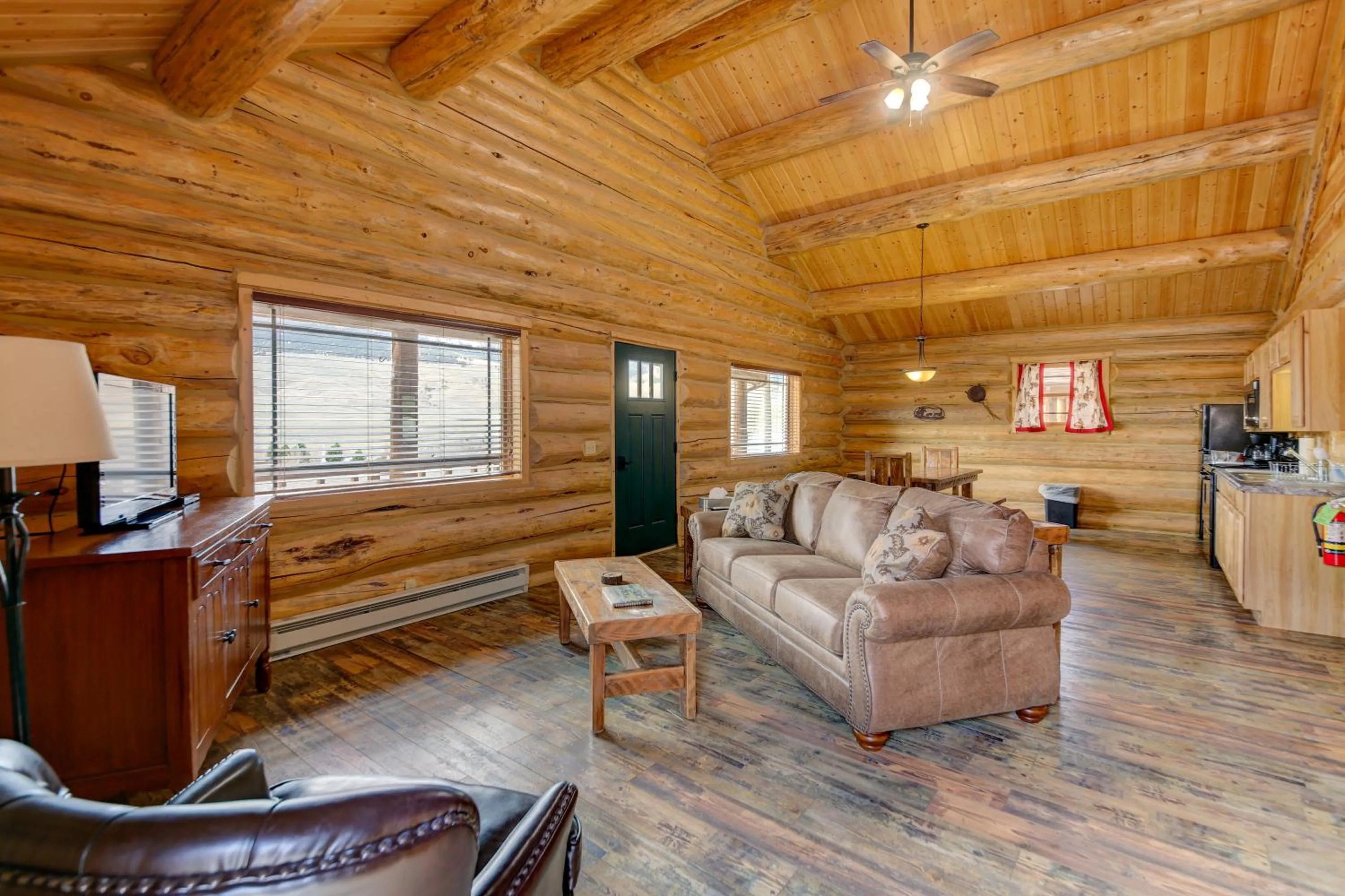 TV and multimedia in Roosevelt Hotel - Yellowstone