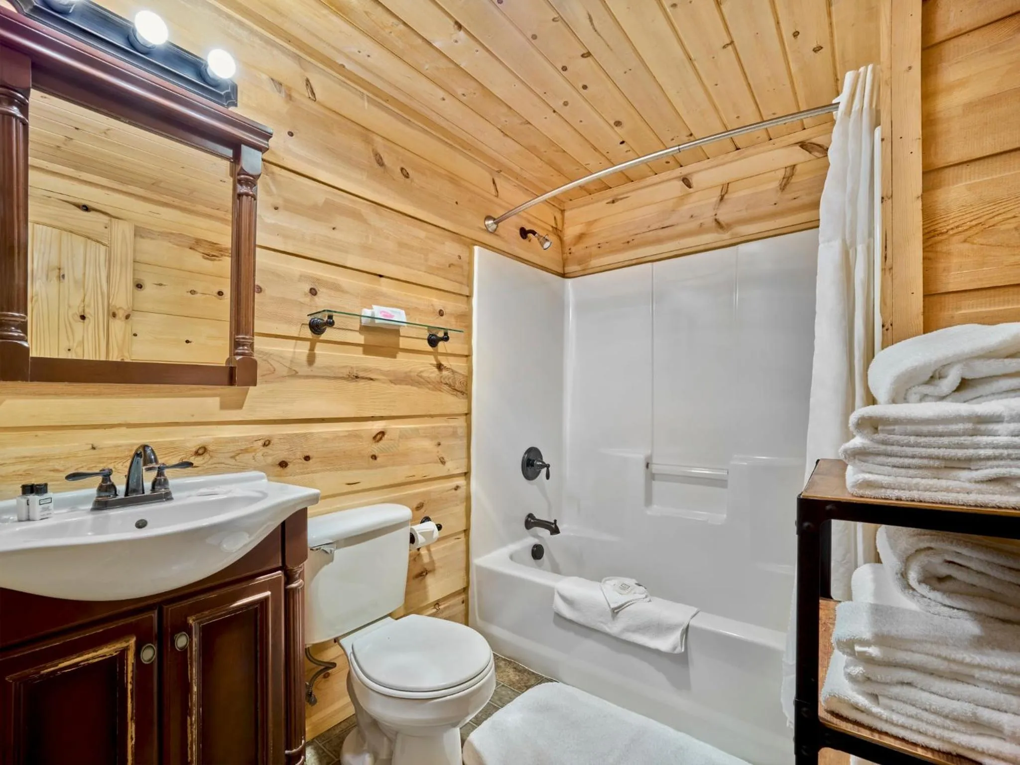 Bathroom in Roosevelt Hotel & Cabins - Yellowstone