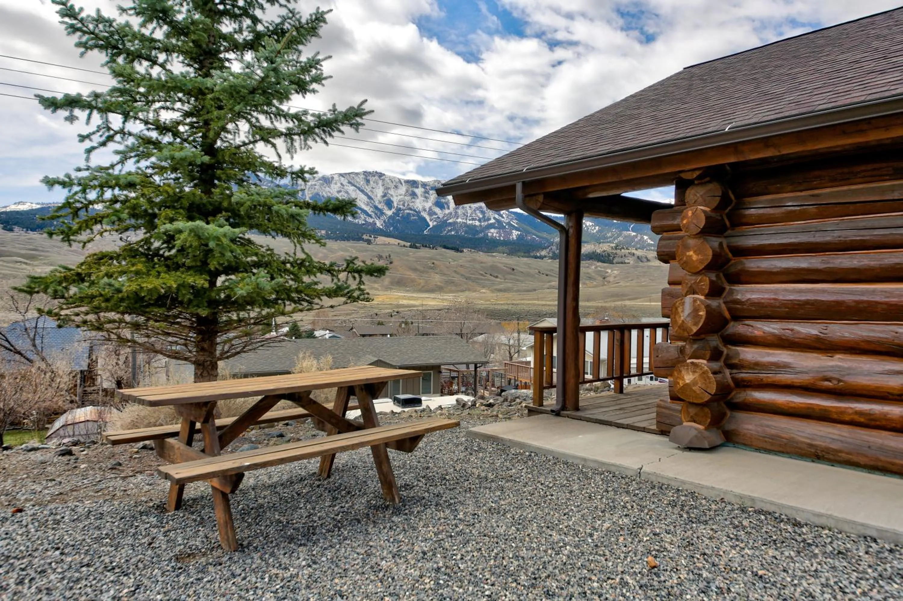 Seating area in Roosevelt Hotel - Yellowstone