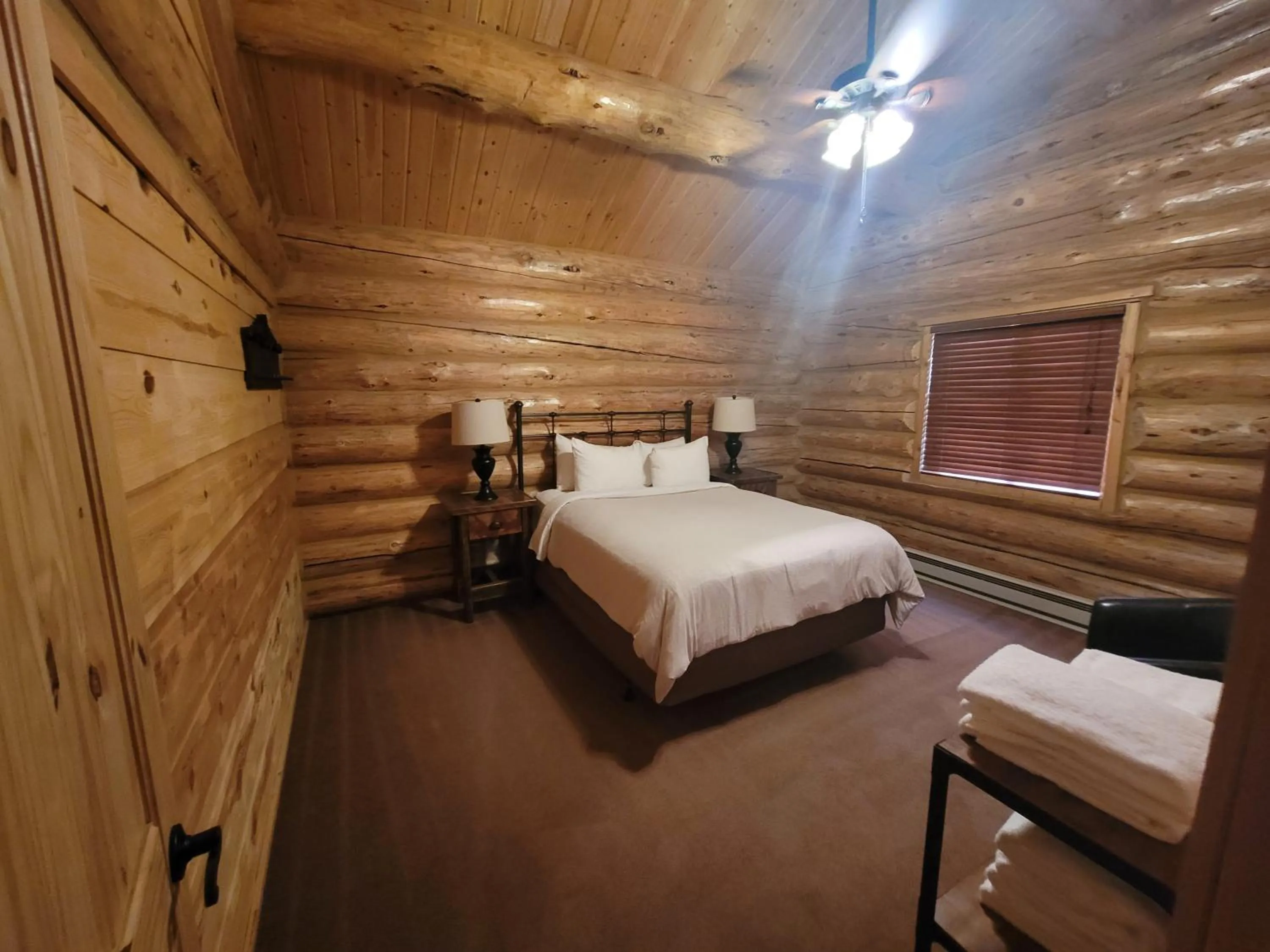 Bed in Roosevelt Hotel - Yellowstone