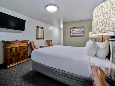 Deluxe Queen Room - single occupancy in Roosevelt Hotel & Cabins - Yellowstone Deluxe Queen Room - single occupancy in Roosevelt Hotel & Cabins - Yellowstone