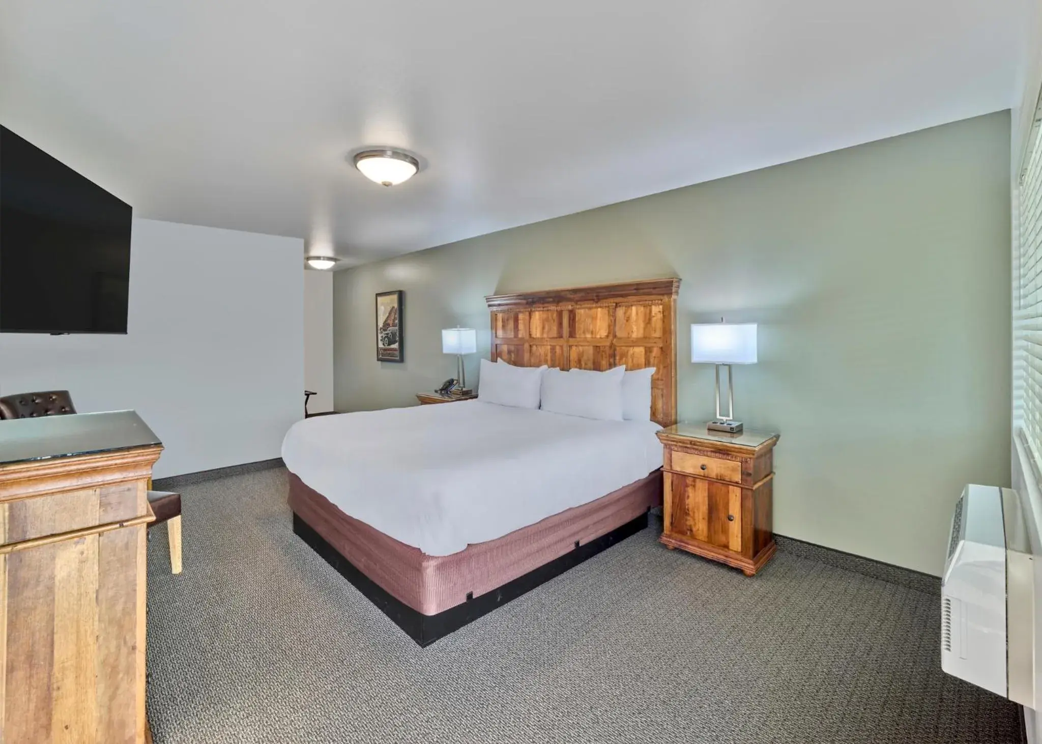 Queen Room - Disability Access in Roosevelt Hotel & Cabins - Yellowstone Queen Room - Disability Access in Roosevelt Hotel & Cabins - Yellowstone