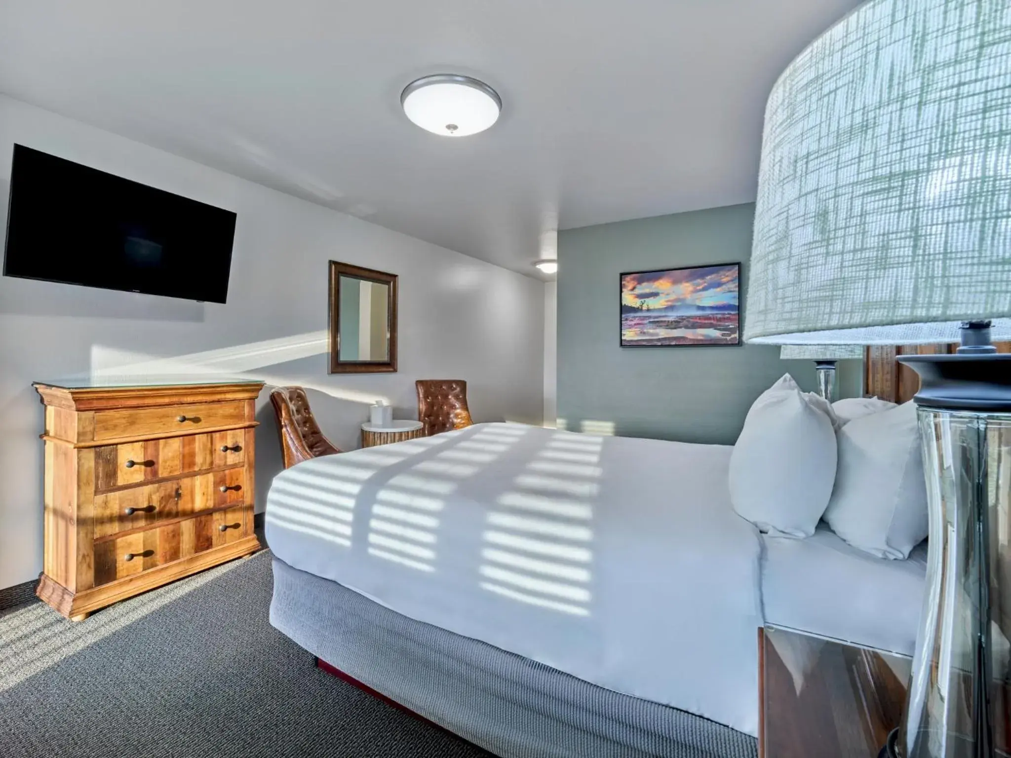 King Room - single occupancy - Disability Access in Roosevelt Hotel & Cabins - Yellowstone King Room - single occupancy - Disability Access in Roosevelt Hotel & Cabins - Yellowstone