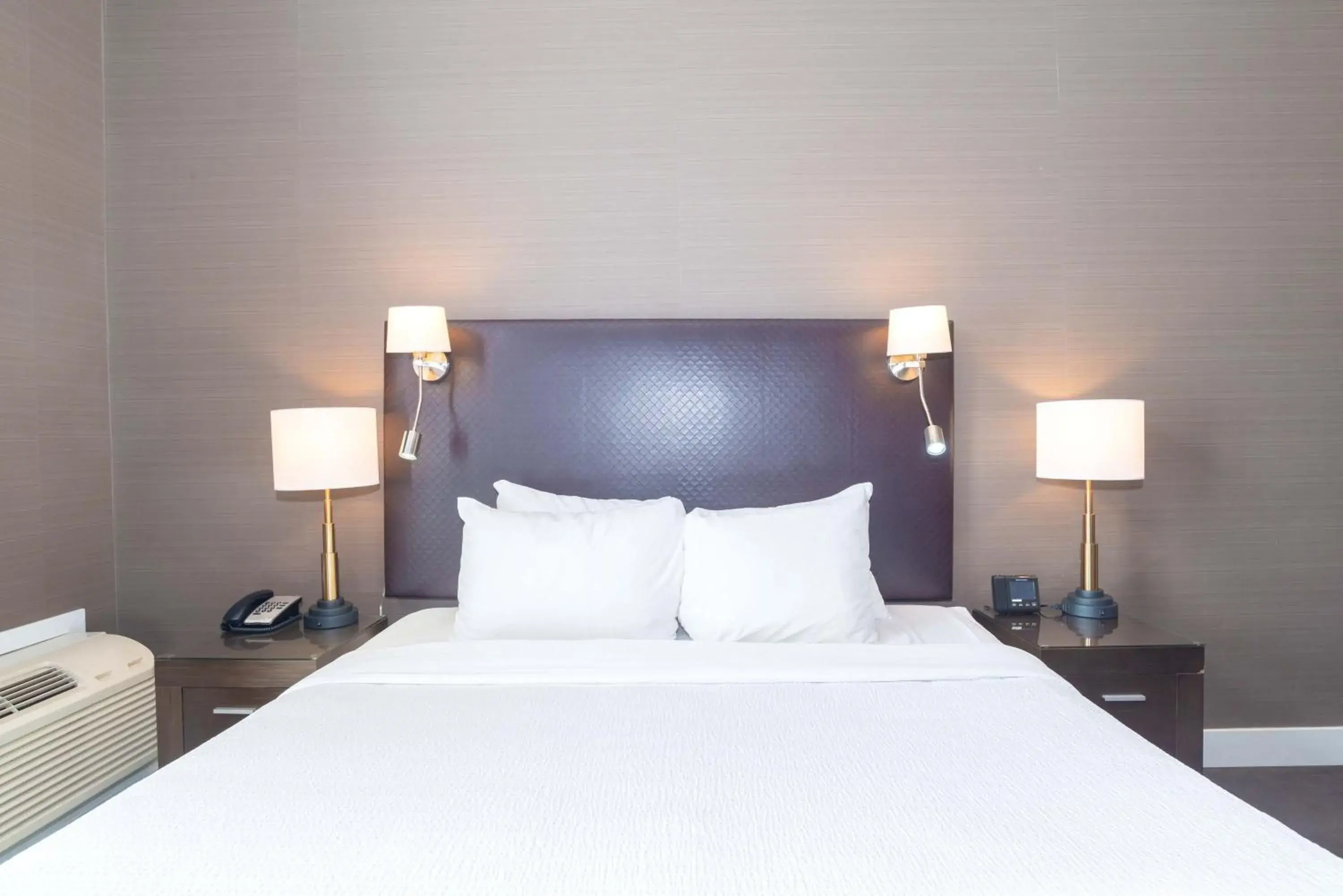 Standard Room, 1 King Bed, Park View in Sandman Signature Kamloops Hotel Standard Room, 1 King Bed, Park View in Sandman Signature Kamloops Hotel