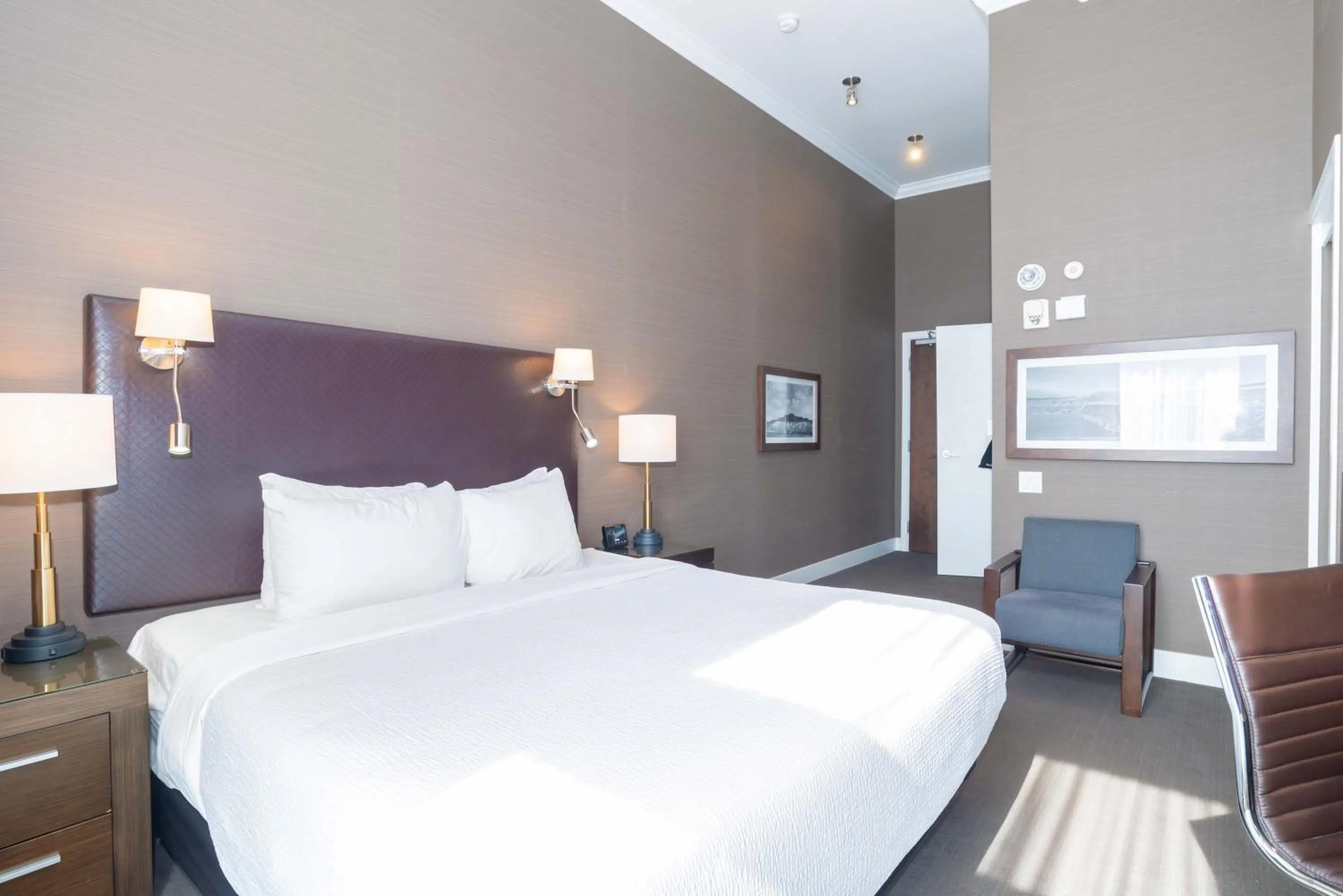 Photo of the whole room, Bed in Sandman Signature Kamloops Hotel