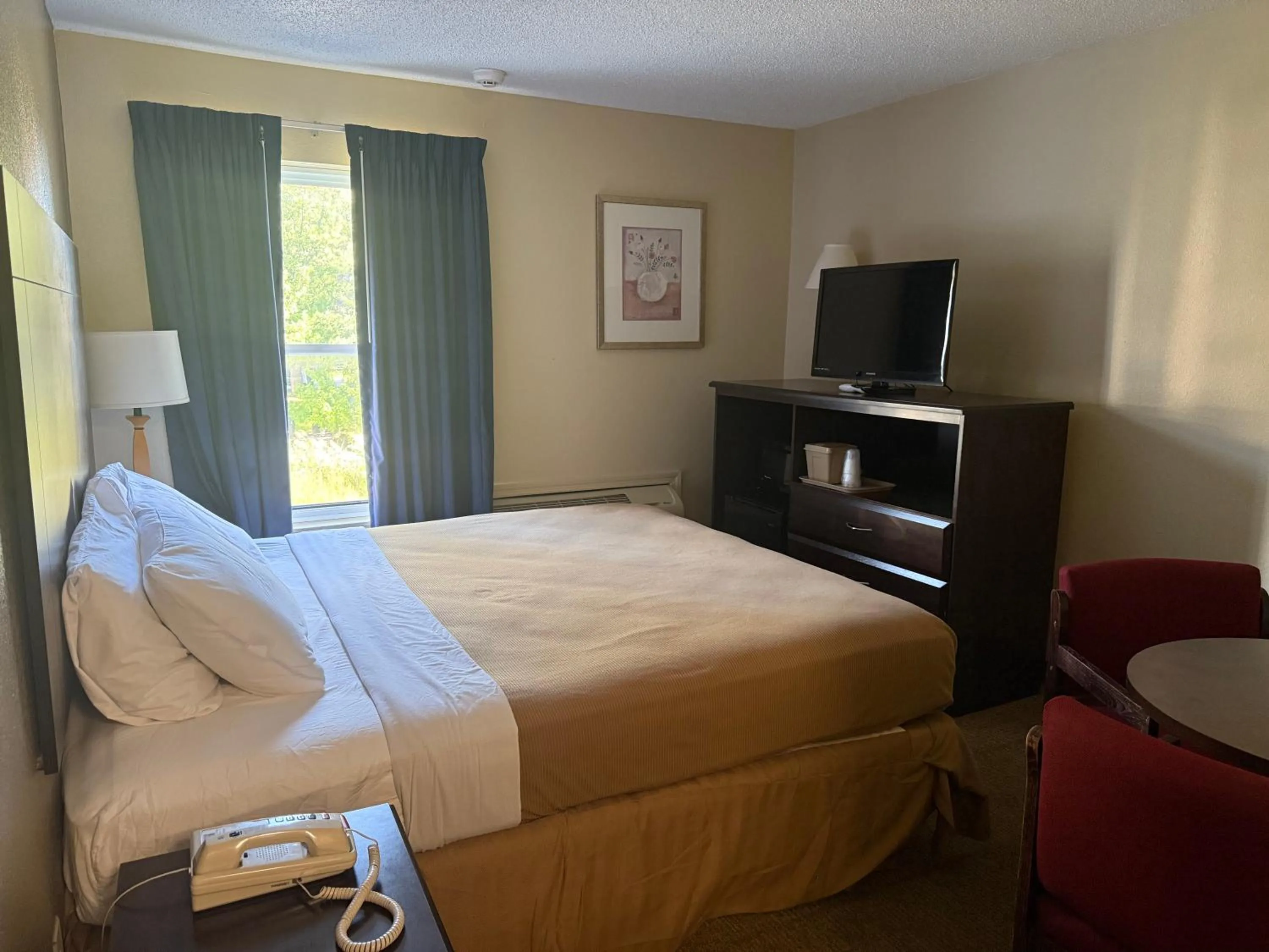 Bed in Clinton Inn & Suites