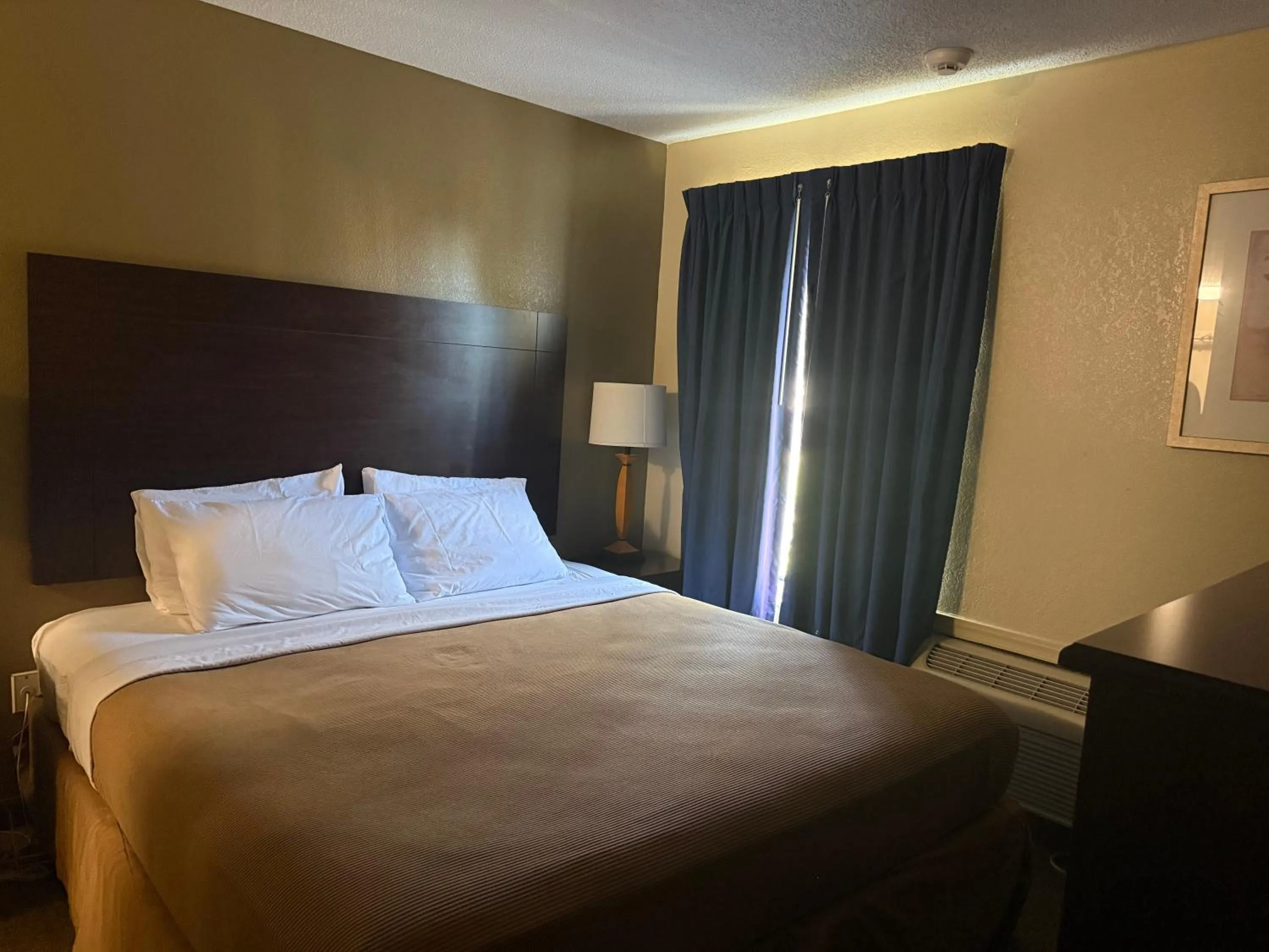 Bed in Clinton Inn & Suites