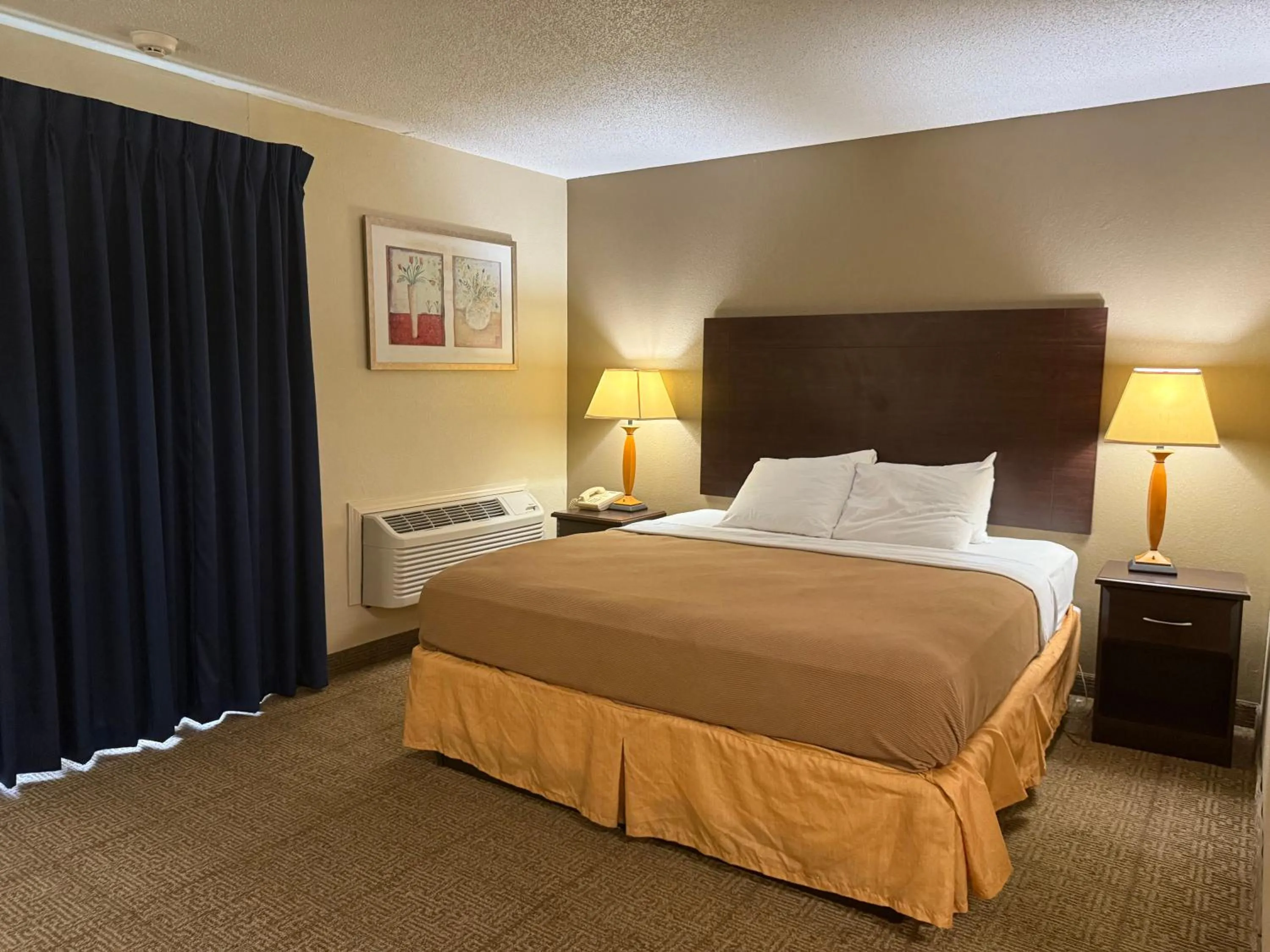 Bed in Clinton Inn & Suites