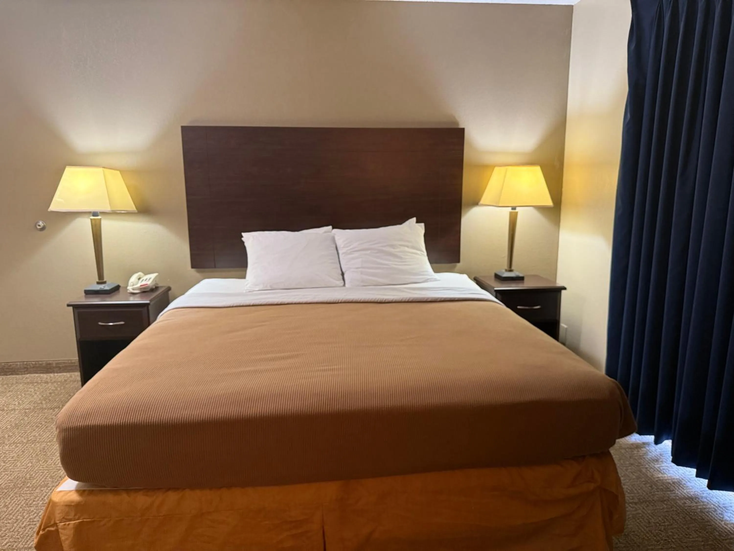 Bed in Clinton Inn & Suites