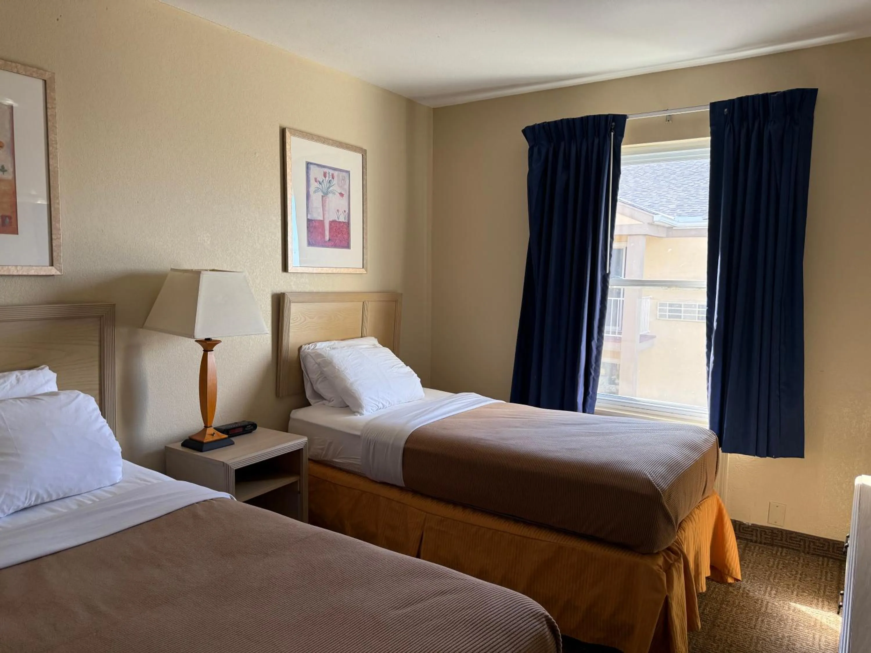 Bed in Clinton Inn & Suites