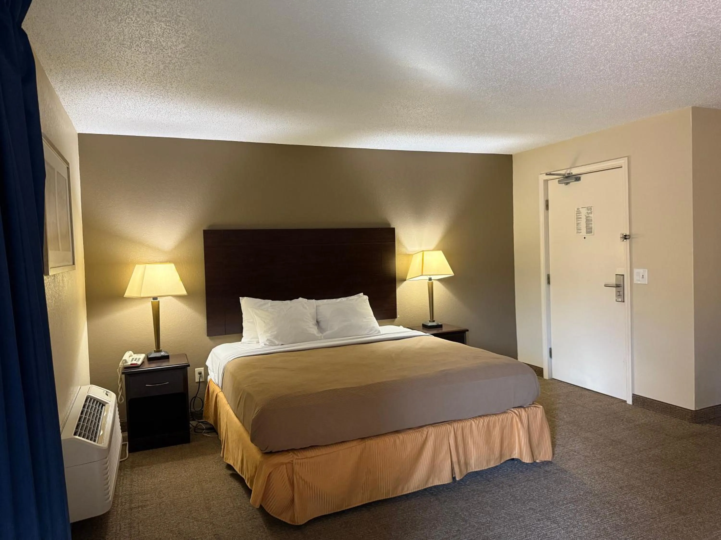 Bed in Clinton Inn & Suites