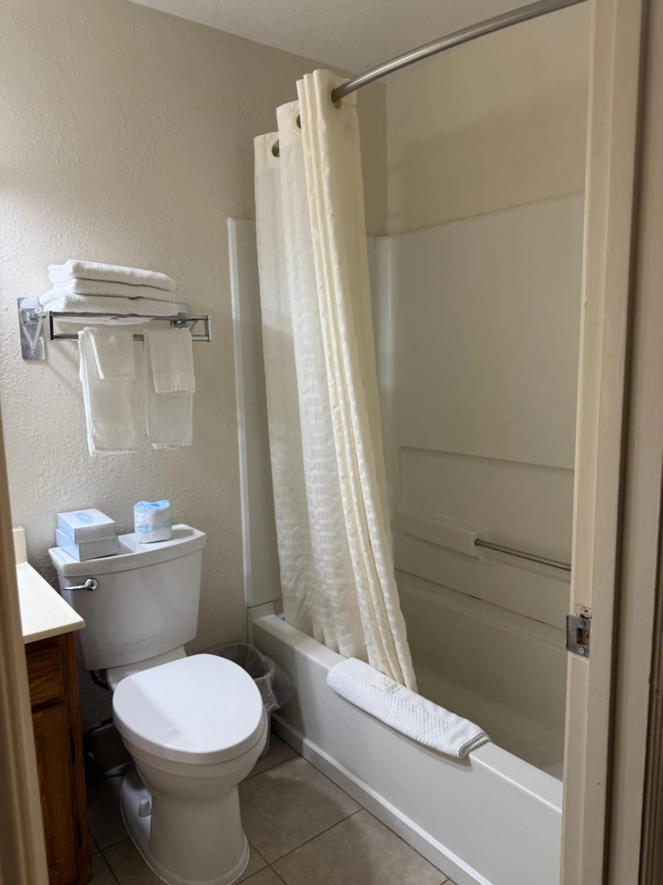 Clinton Inn & Suites