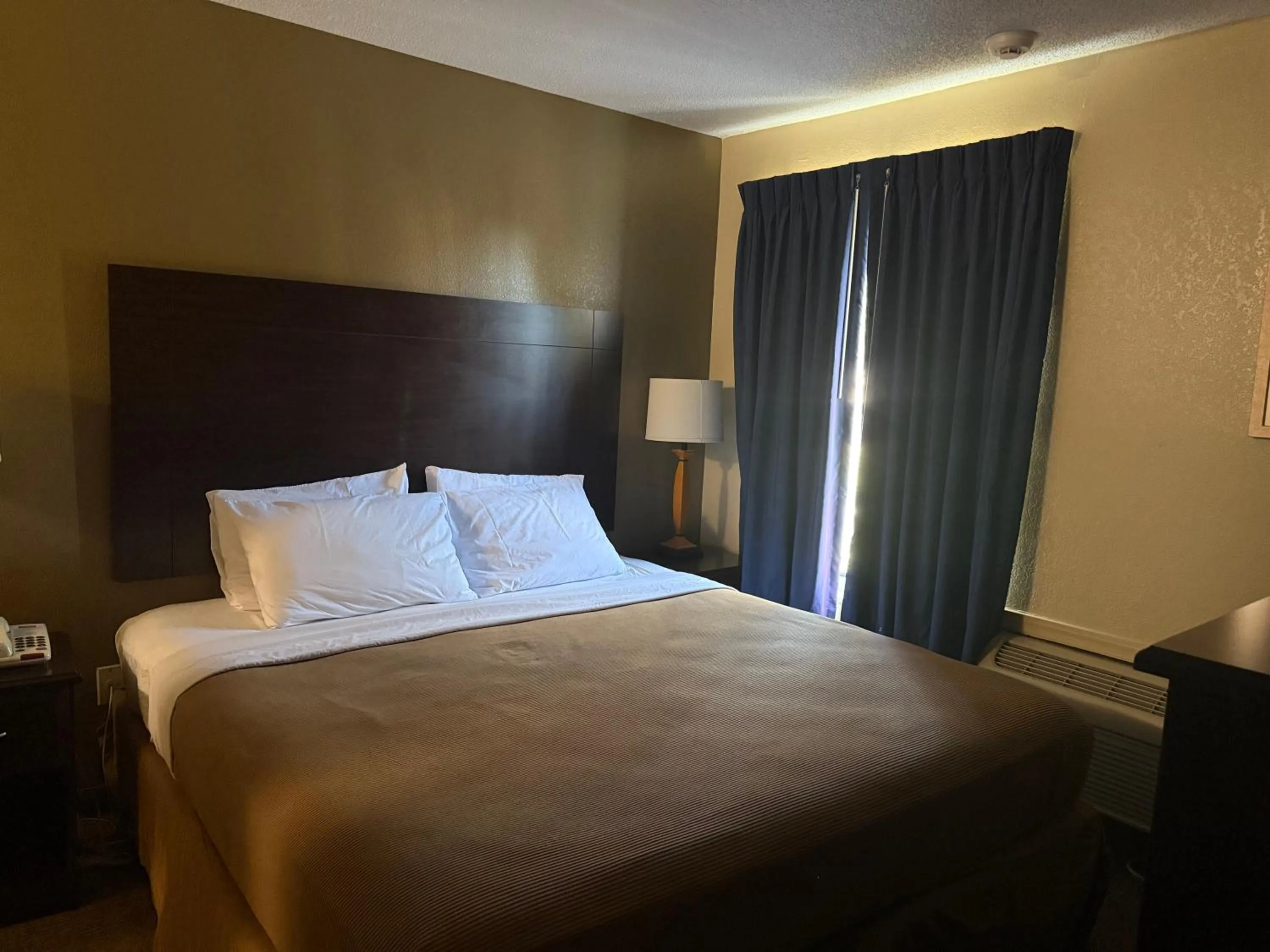 Bed in Clinton Inn & Suites