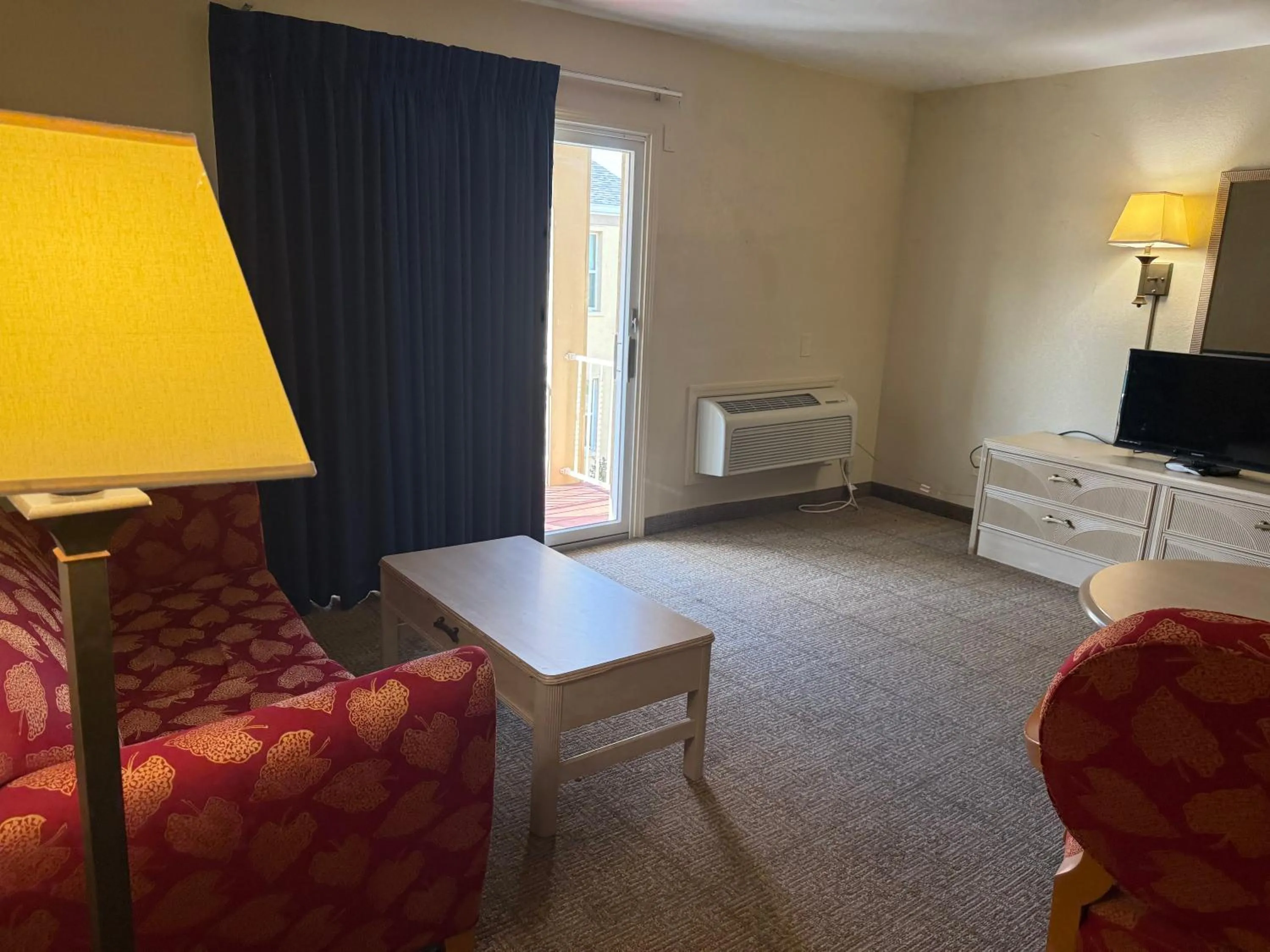 Bed in Clinton Inn & Suites