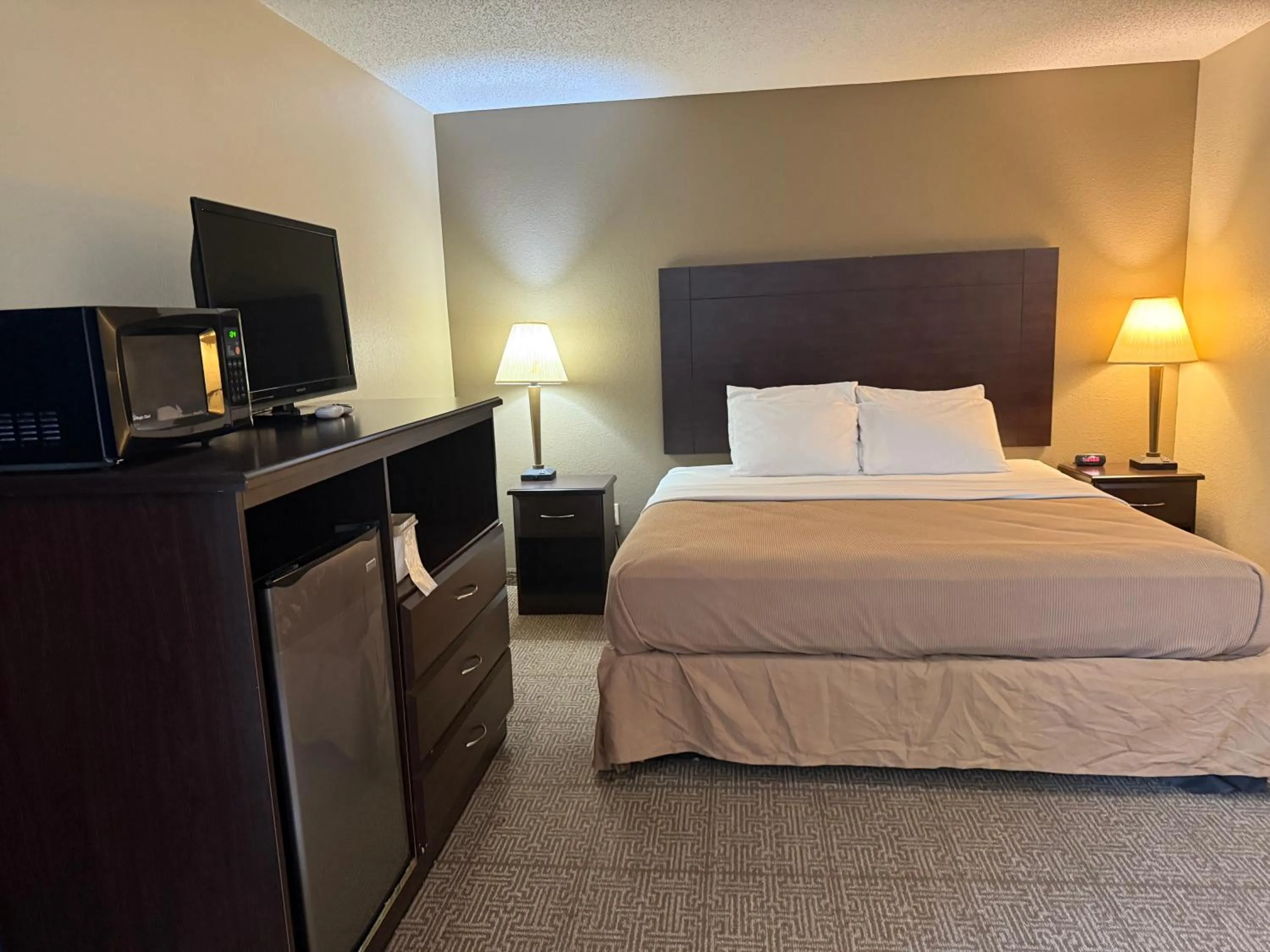 Bed in Clinton Inn & Suites