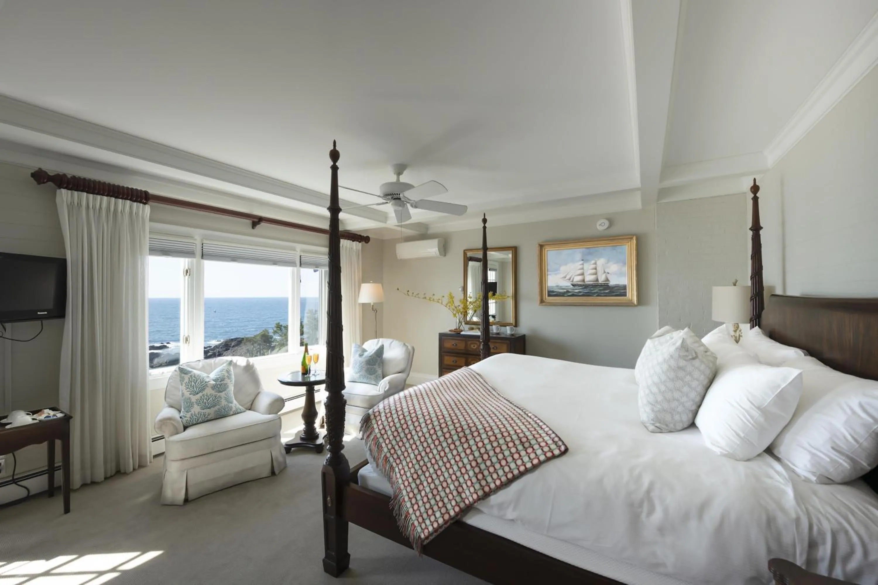 Photo of the whole room, Bed in Cape Arundel Inn and Resort