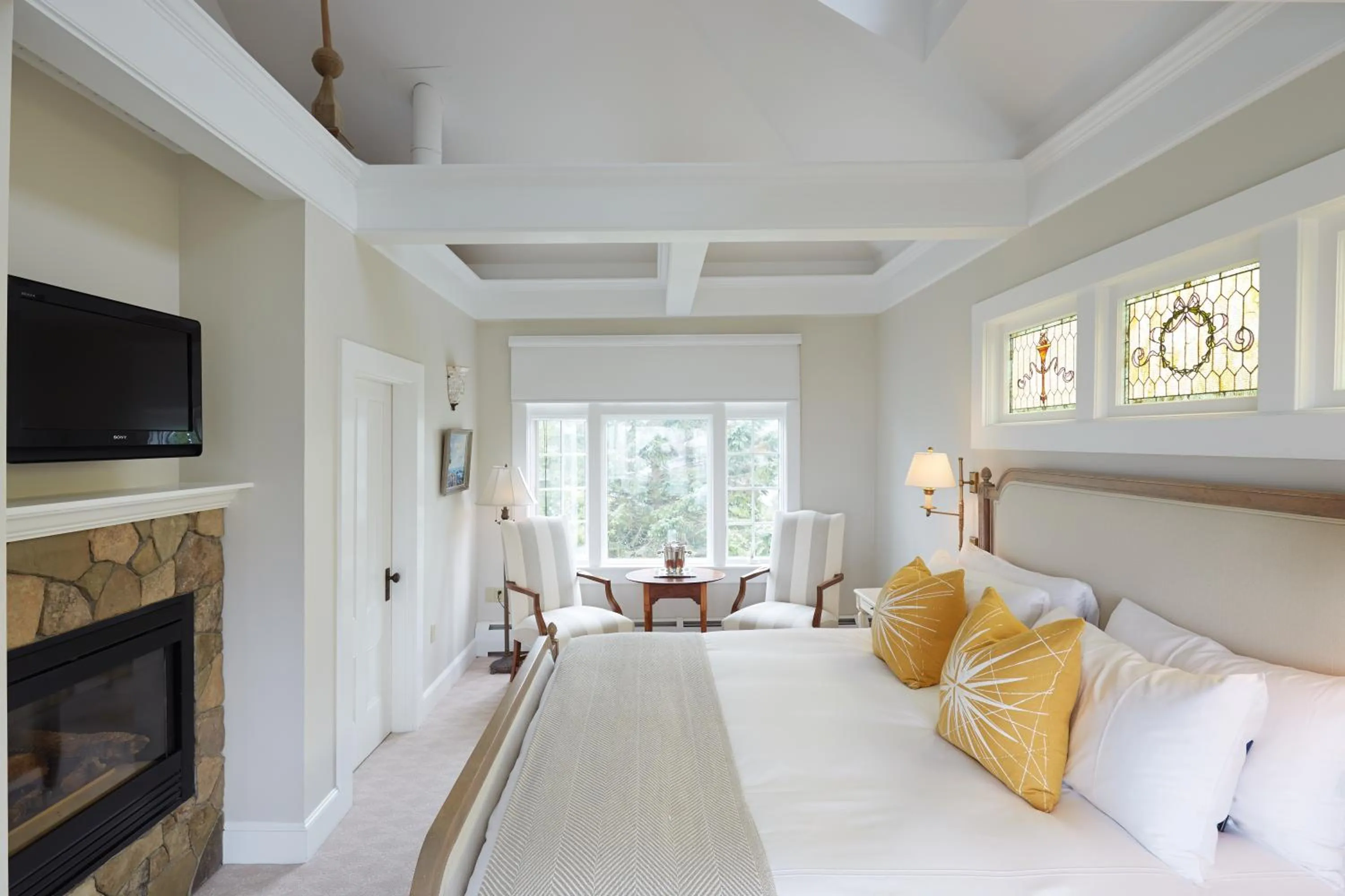 Seating area, Bed in Cape Arundel Inn and Resort