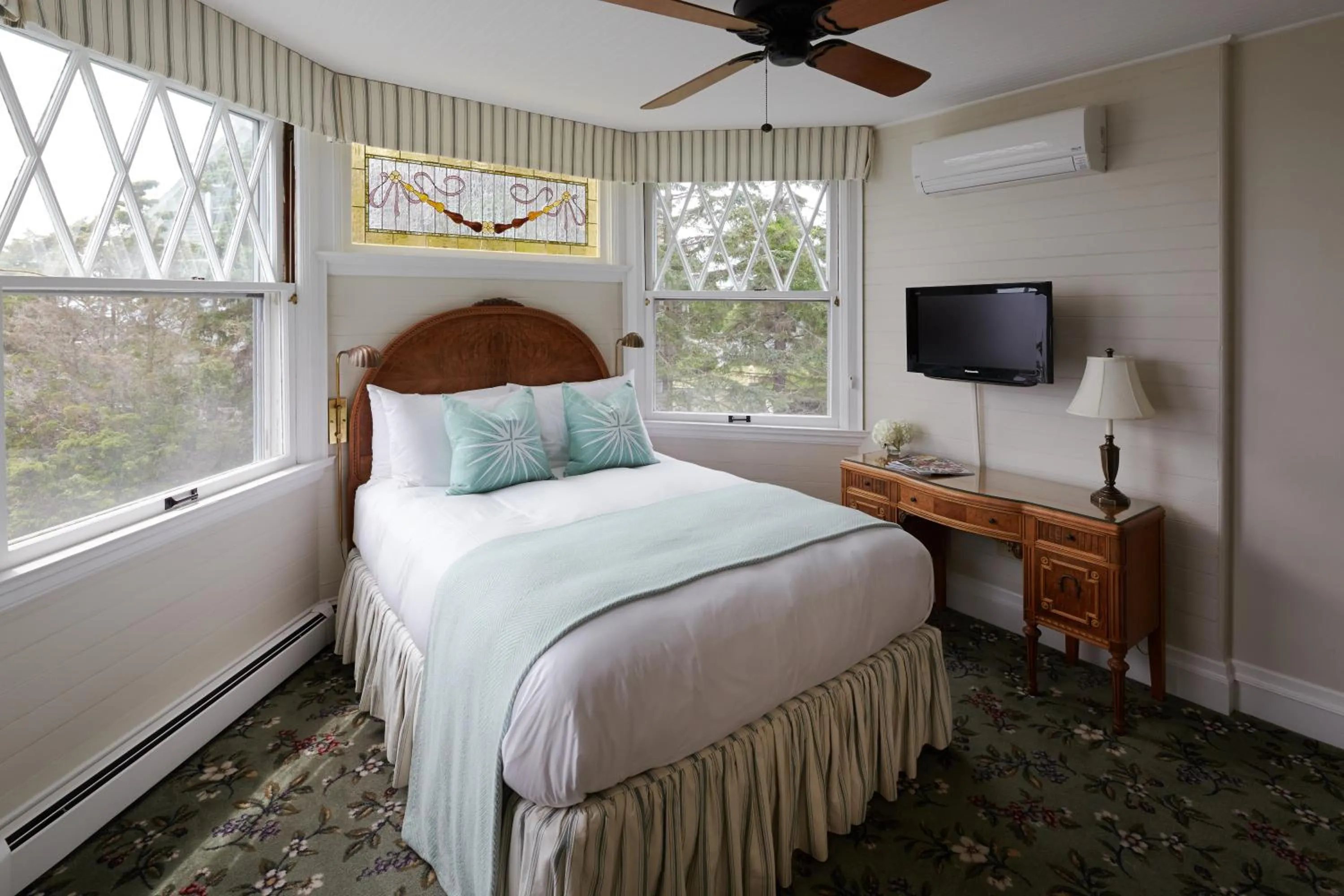 Bed in Cape Arundel Inn and Resort