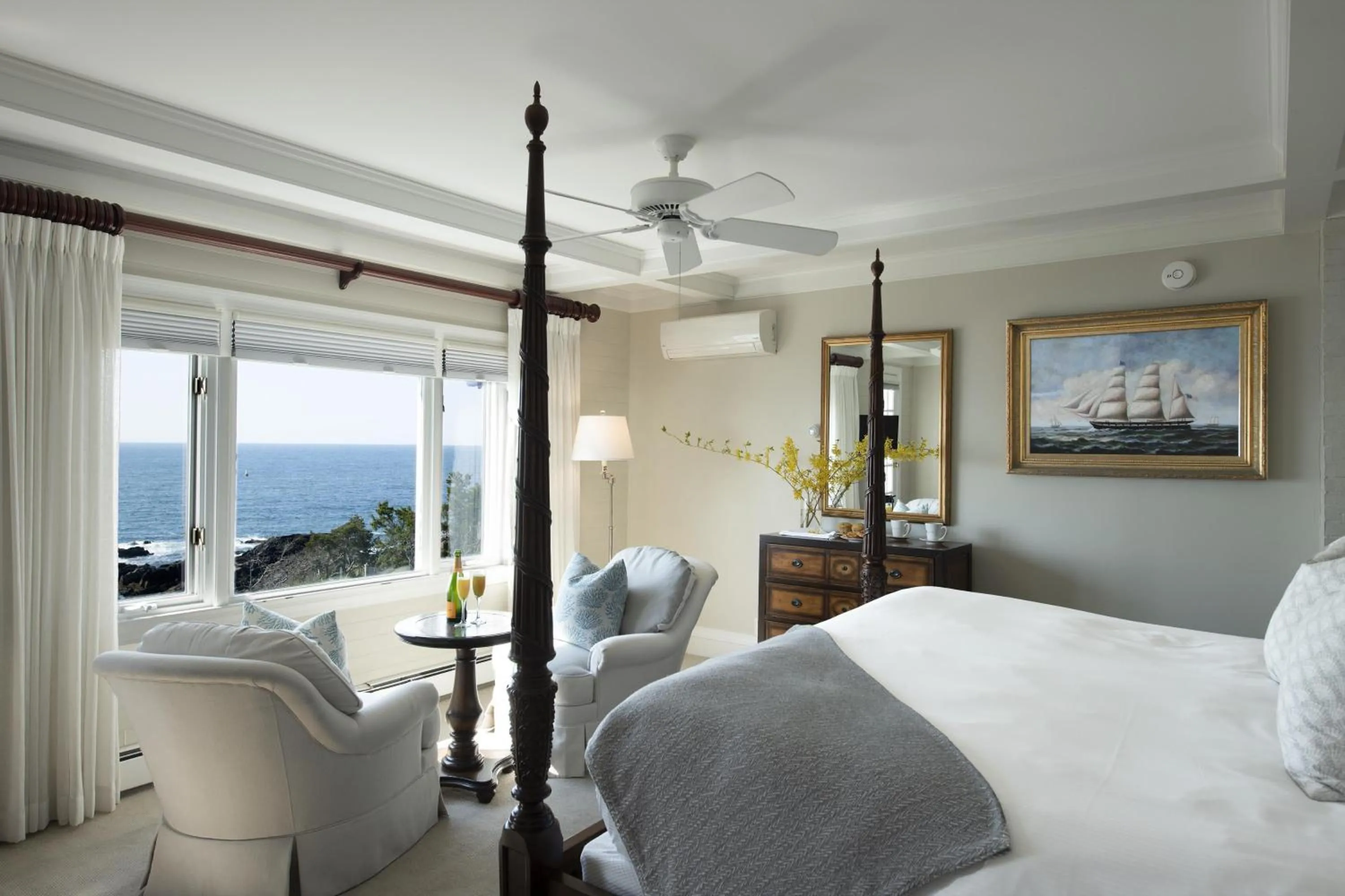 Photo of the whole room, Bed in Cape Arundel Inn and Resort