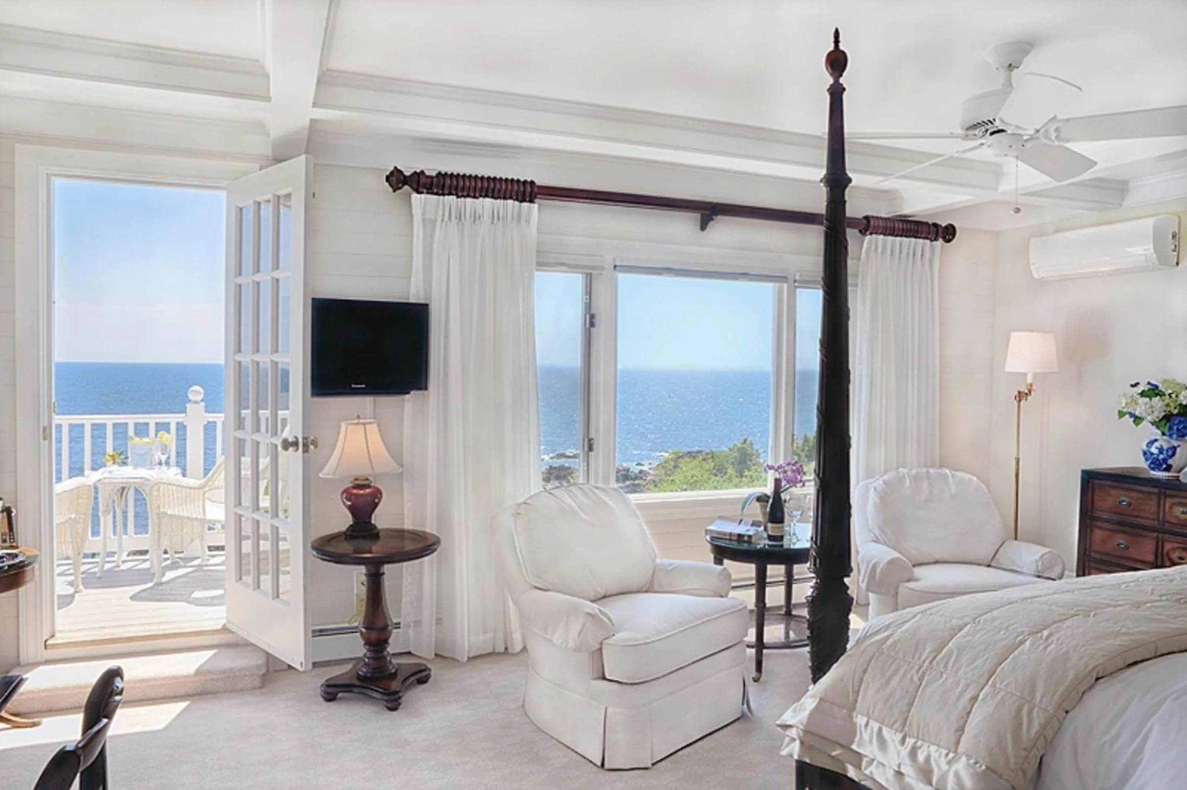 Balcony/Terrace, Bed in Cape Arundel Inn and Resort