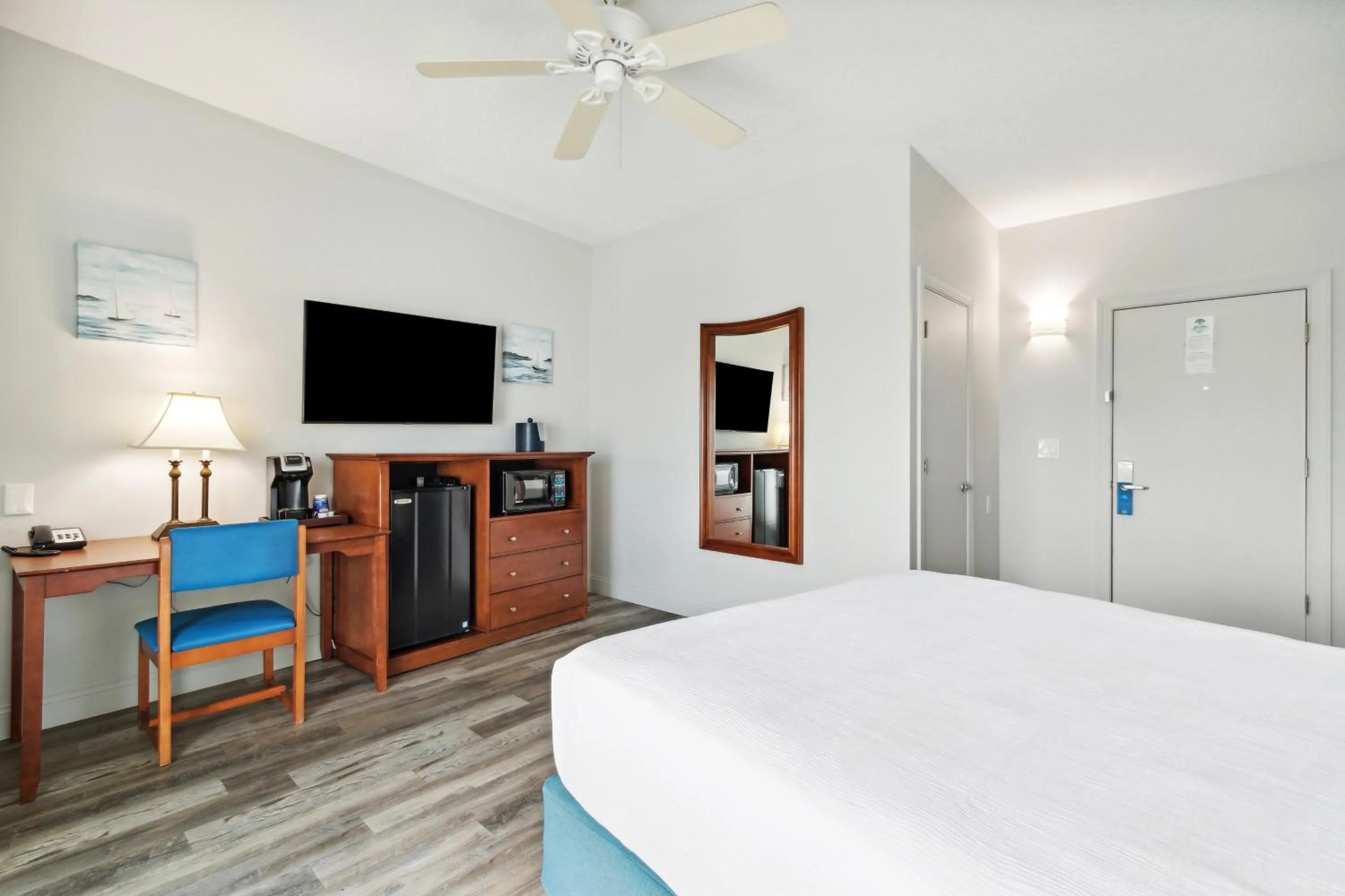 Bed in Seahorse Oceanfront Inn