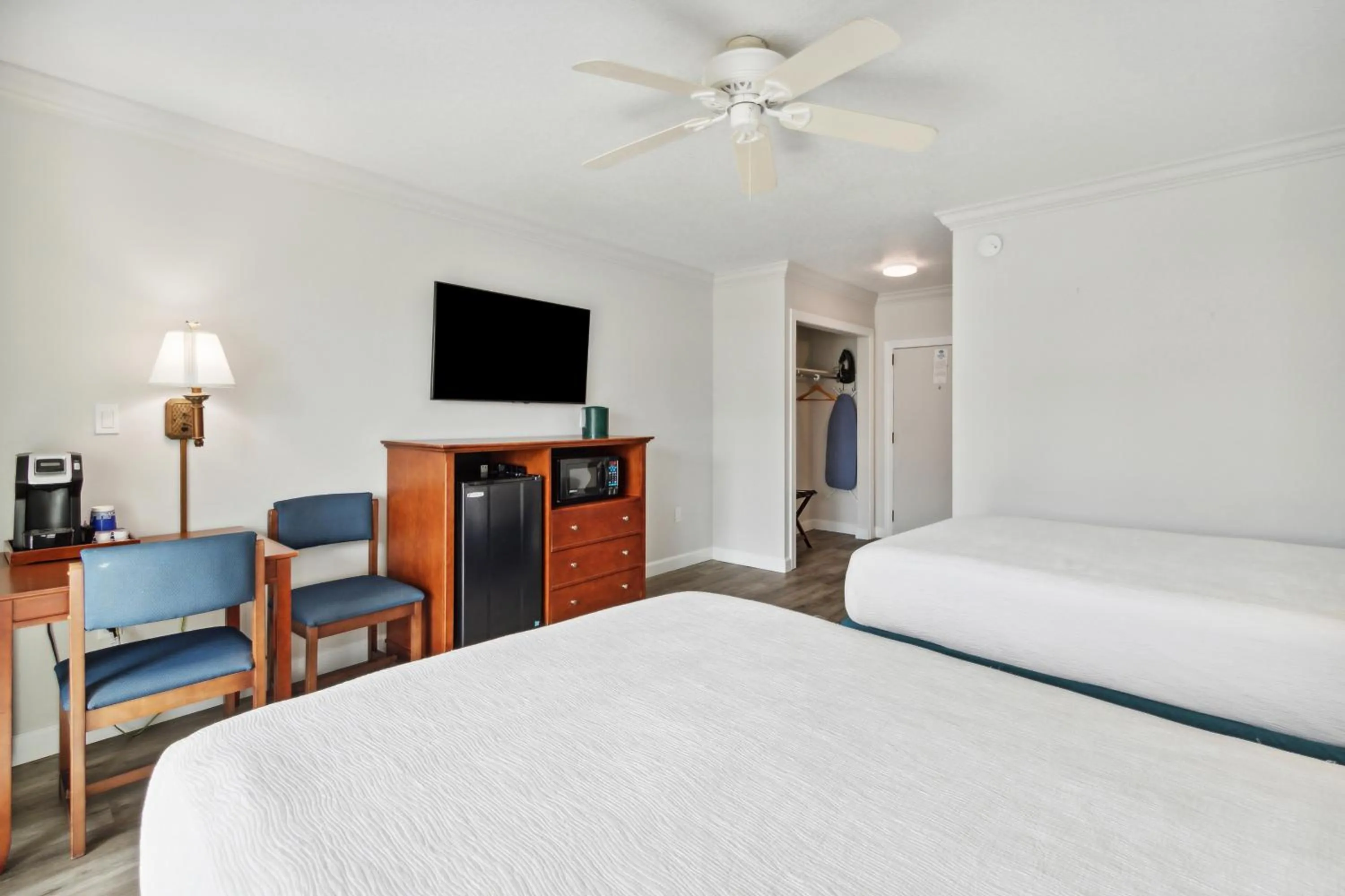 Bed in Seahorse Oceanfront Inn