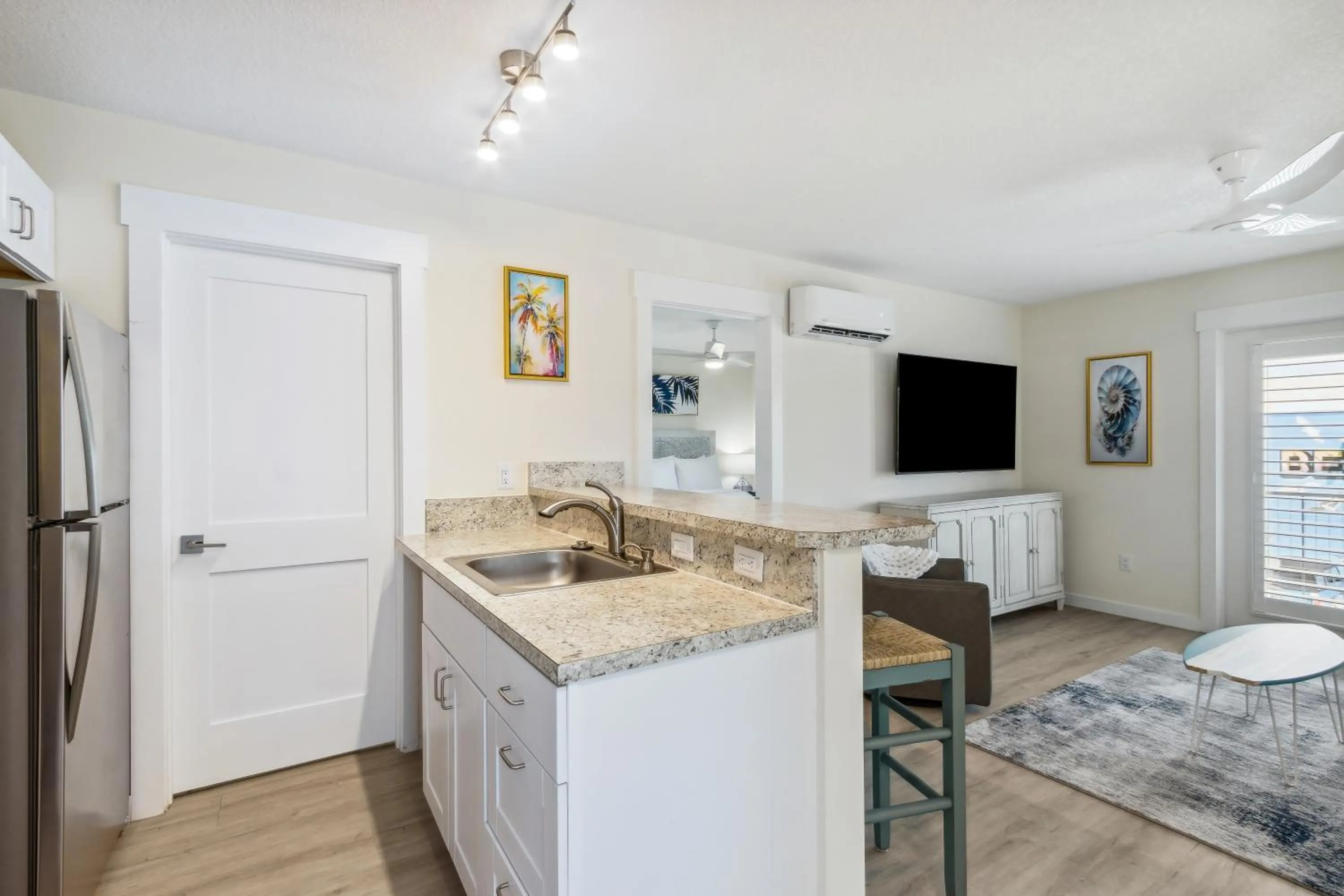 Communal lounge/ TV room in Seahorse Oceanfront Inn