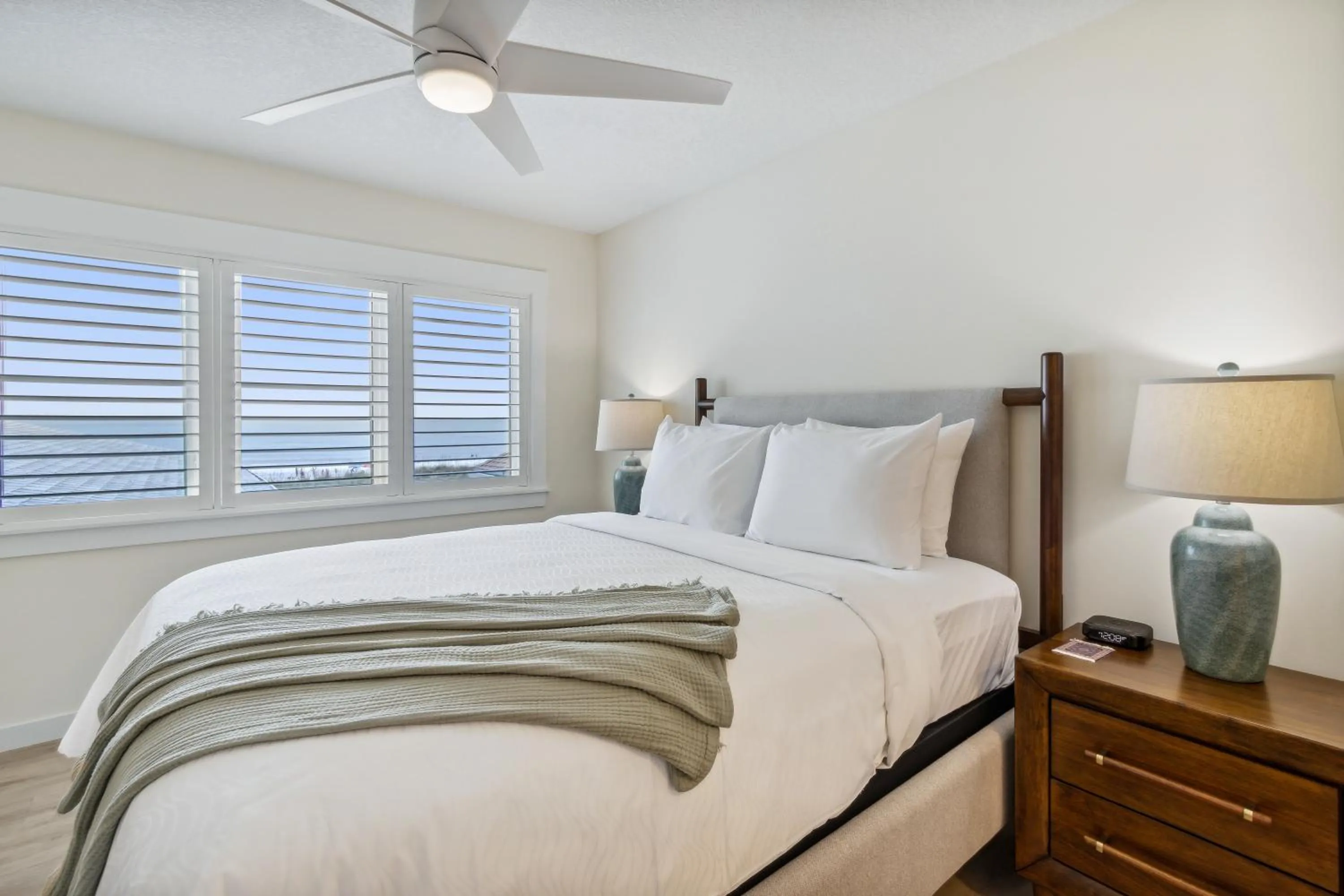 Bedroom, Bed in Seahorse Oceanfront Inn