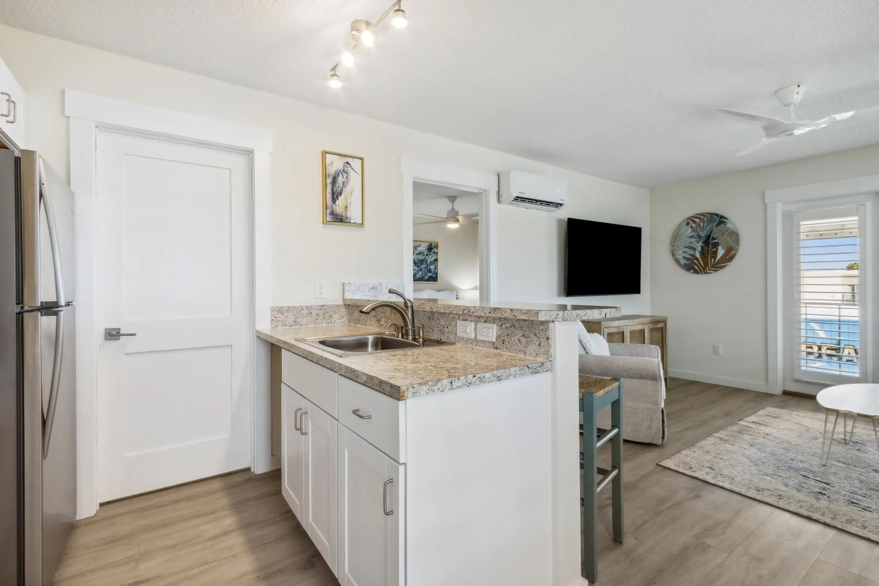 Kitchen or kitchenette in Seahorse Oceanfront Inn