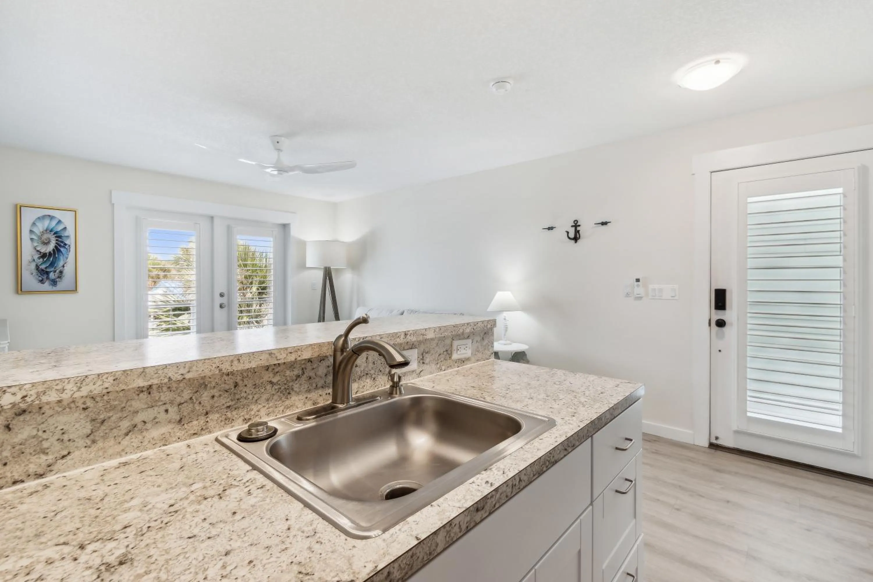 Kitchen or kitchenette in Seahorse Oceanfront Inn