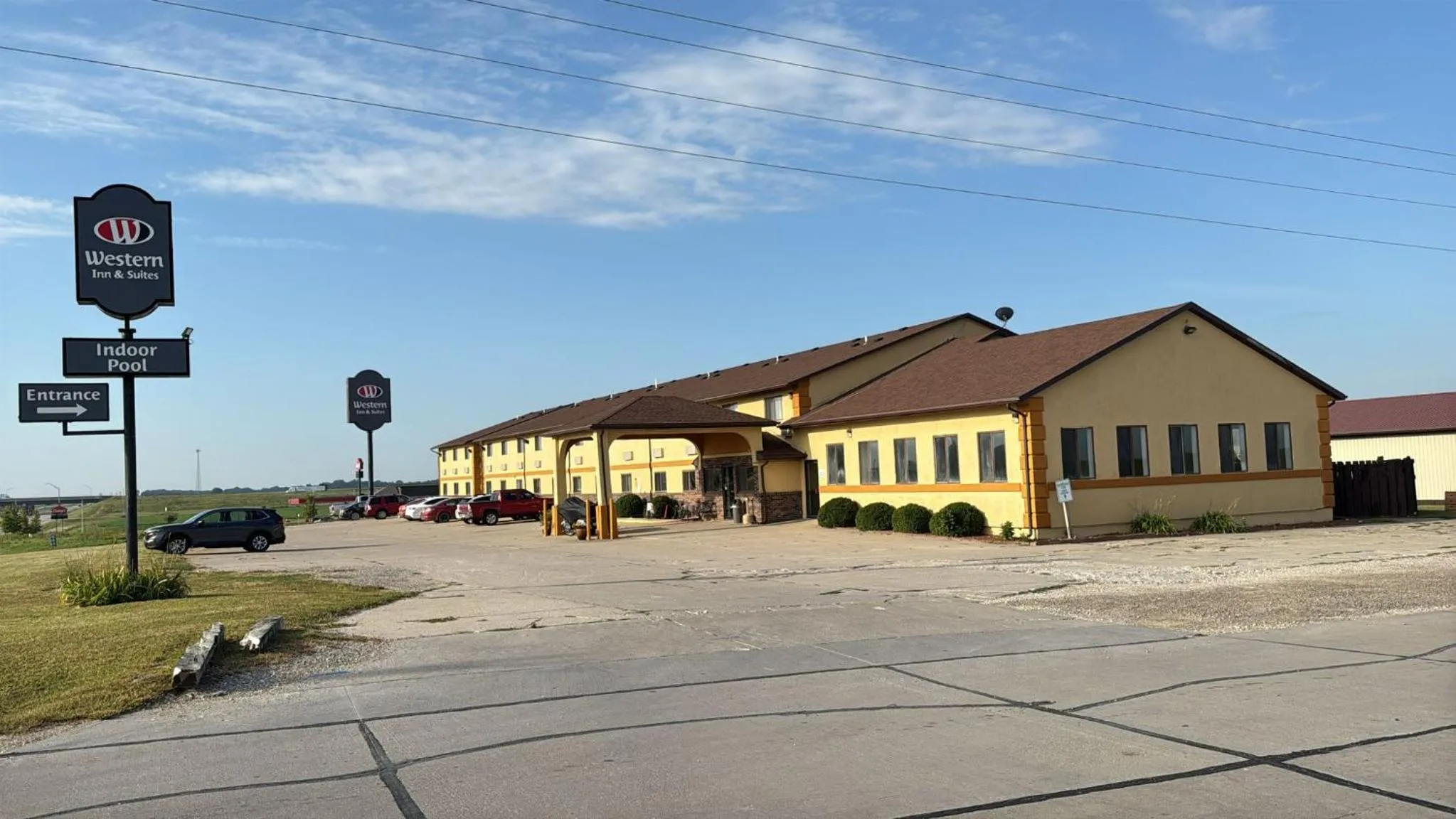 Property building in Western Inn & Suite Grinnell IA
