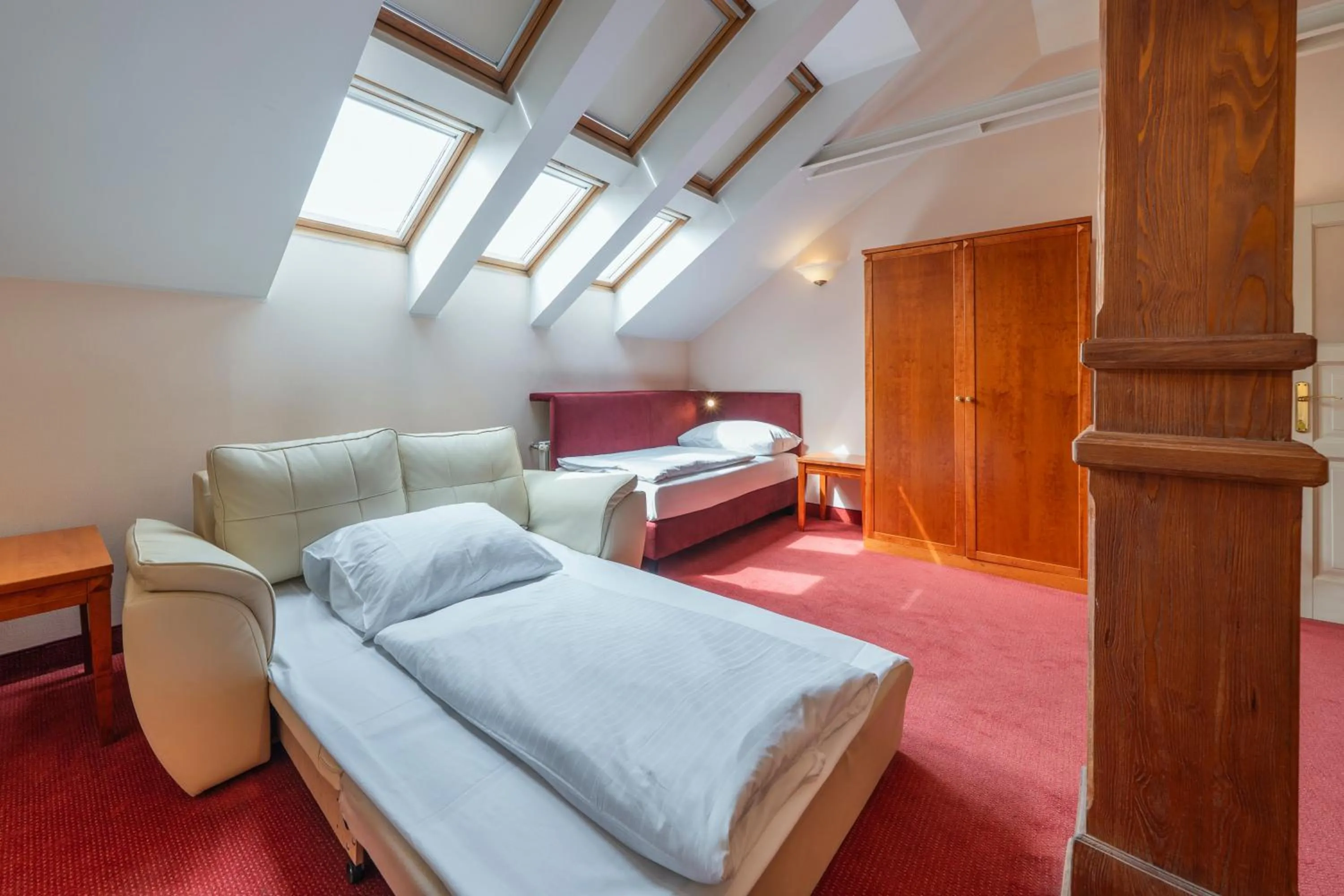 Living room, Bed in Hotel Raffaello Prague