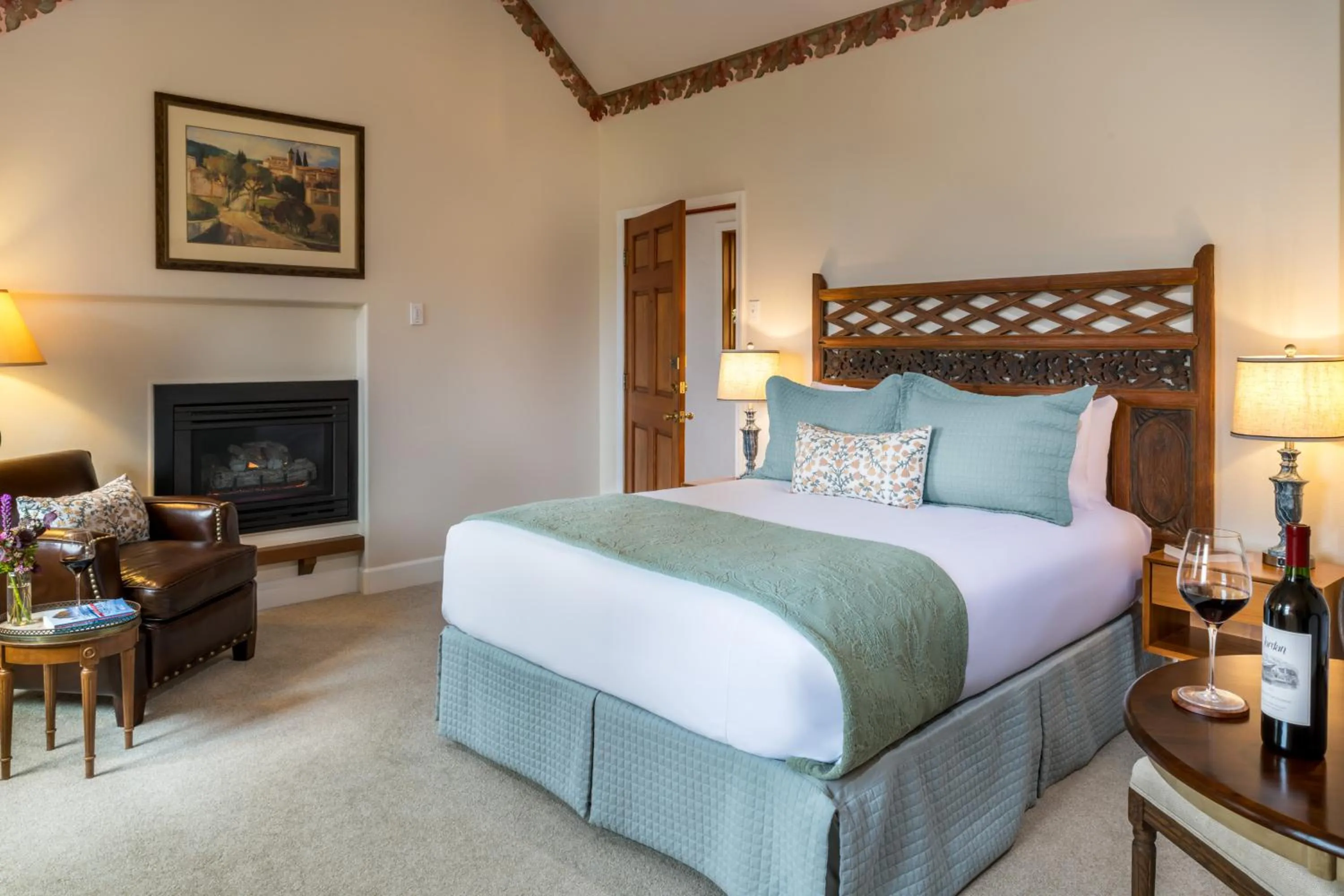 Bed in Arch Cape Inn and Retreat