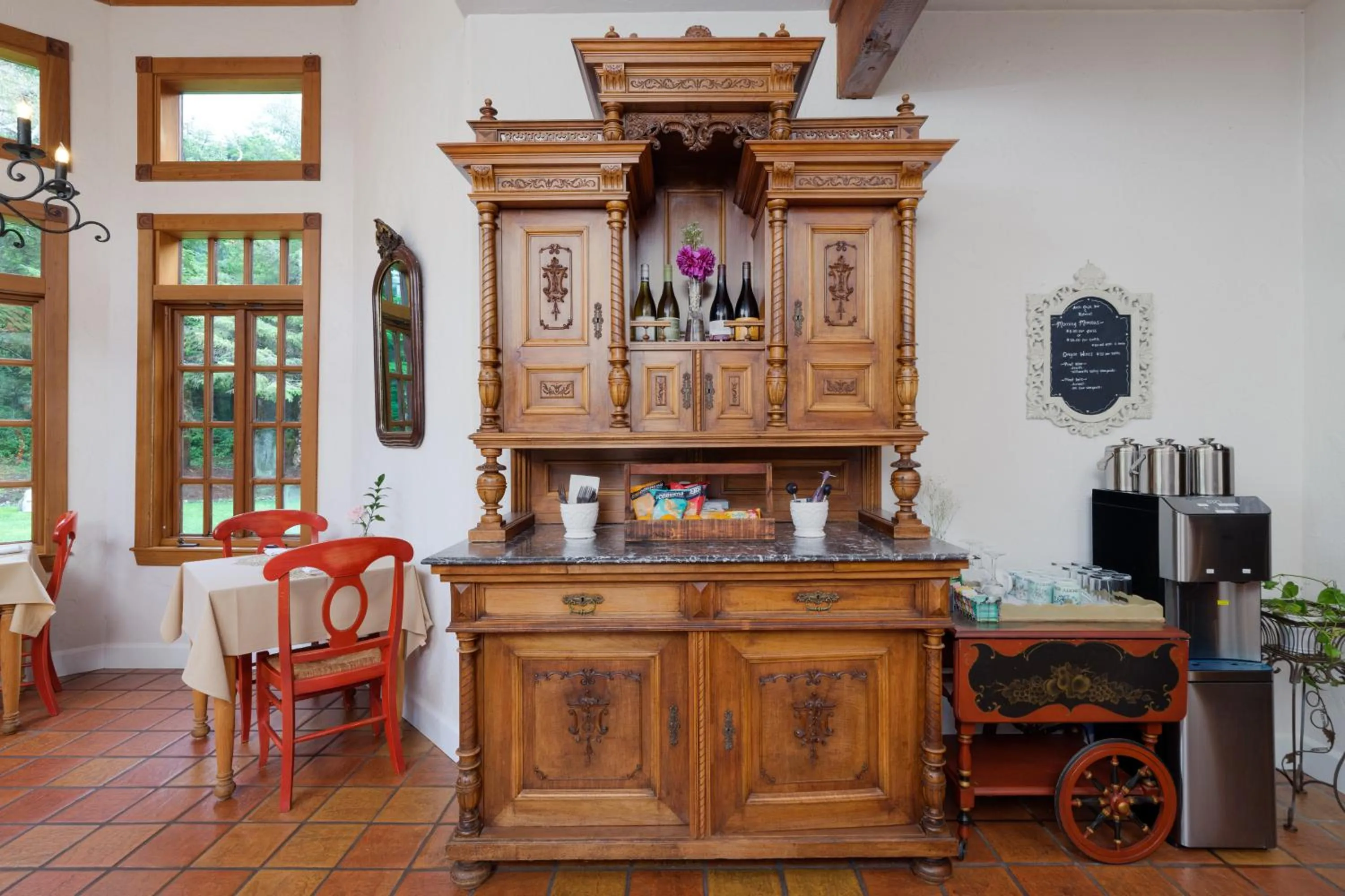 Dining area in Arch Cape Inn and Retreat
