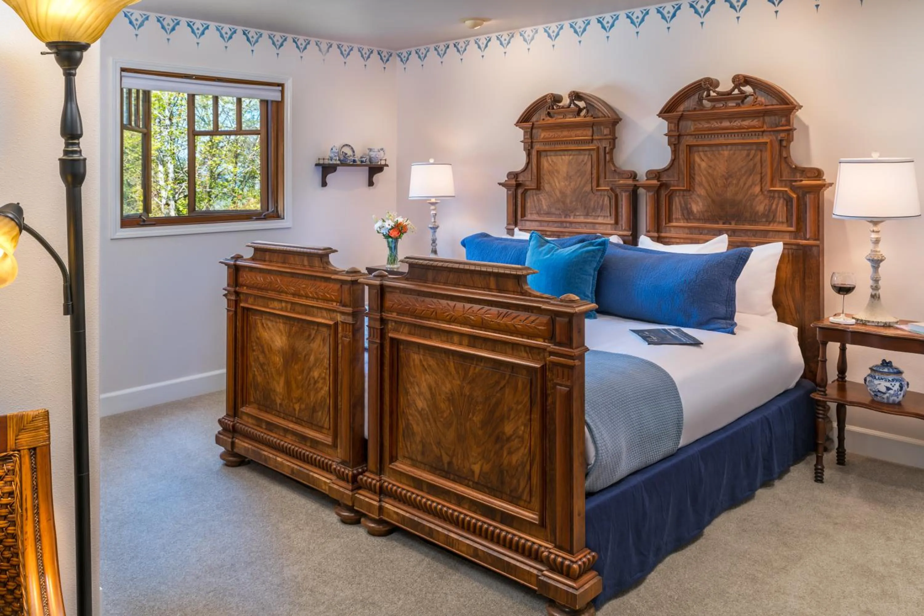 Bed in Arch Cape Inn and Retreat