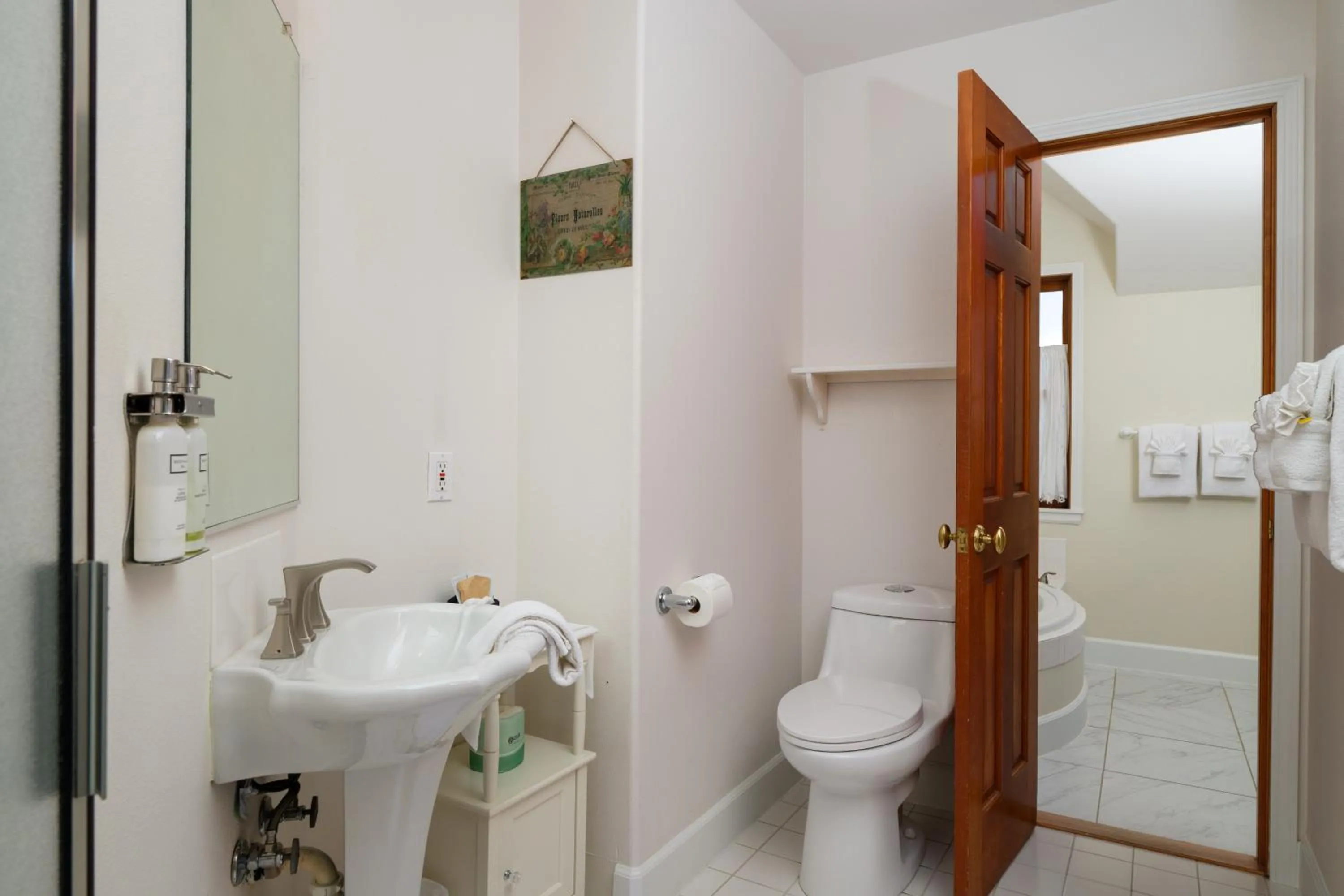 Toilet in Arch Cape Inn and Retreat