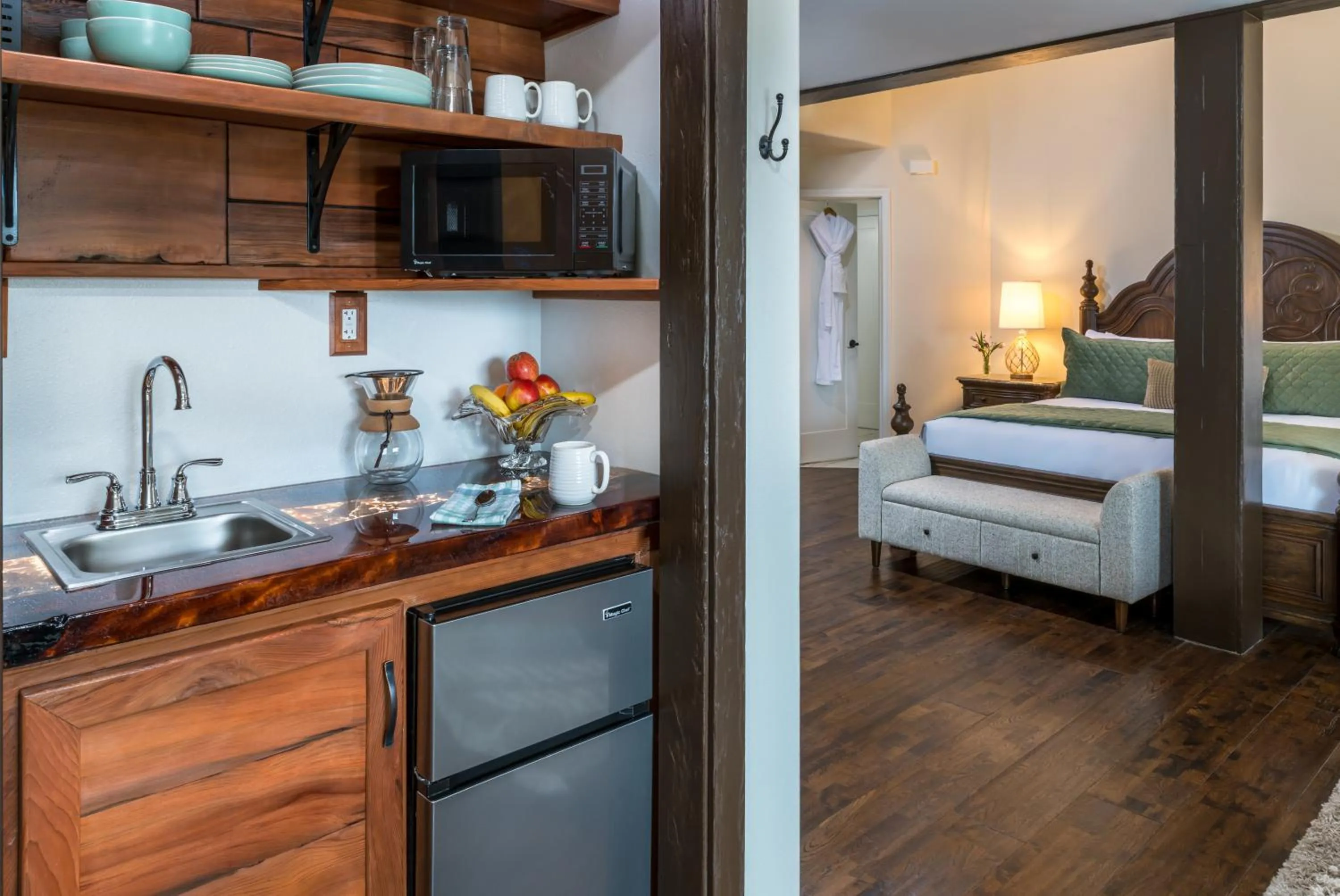 Kitchen or kitchenette, Bed in Arch Cape Inn and Retreat