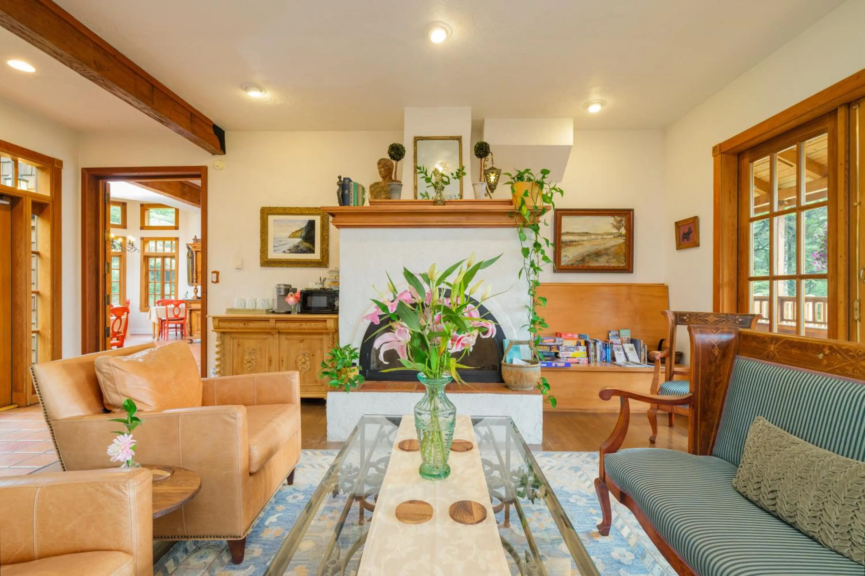 Living room in Arch Cape Inn and Retreat