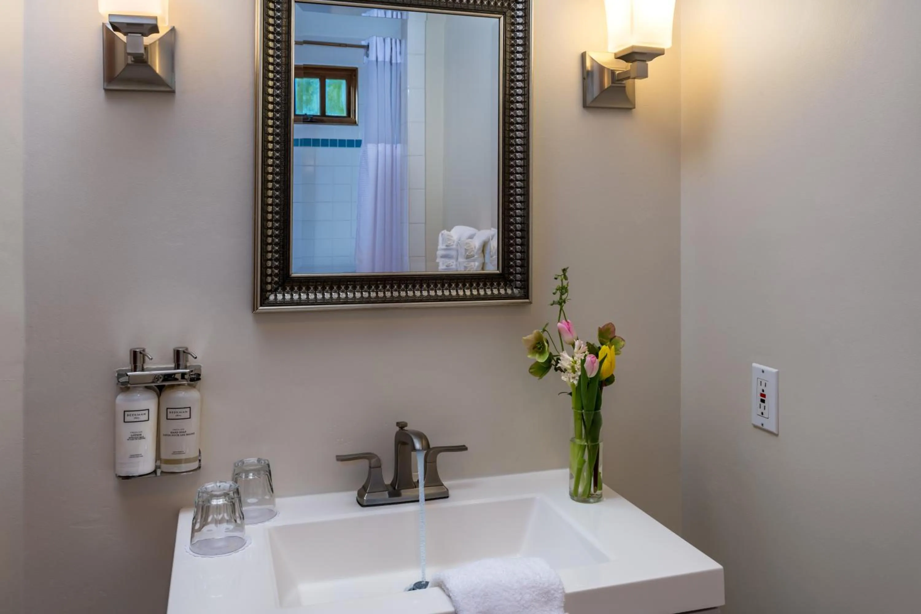 Bathroom in Arch Cape Inn and Retreat