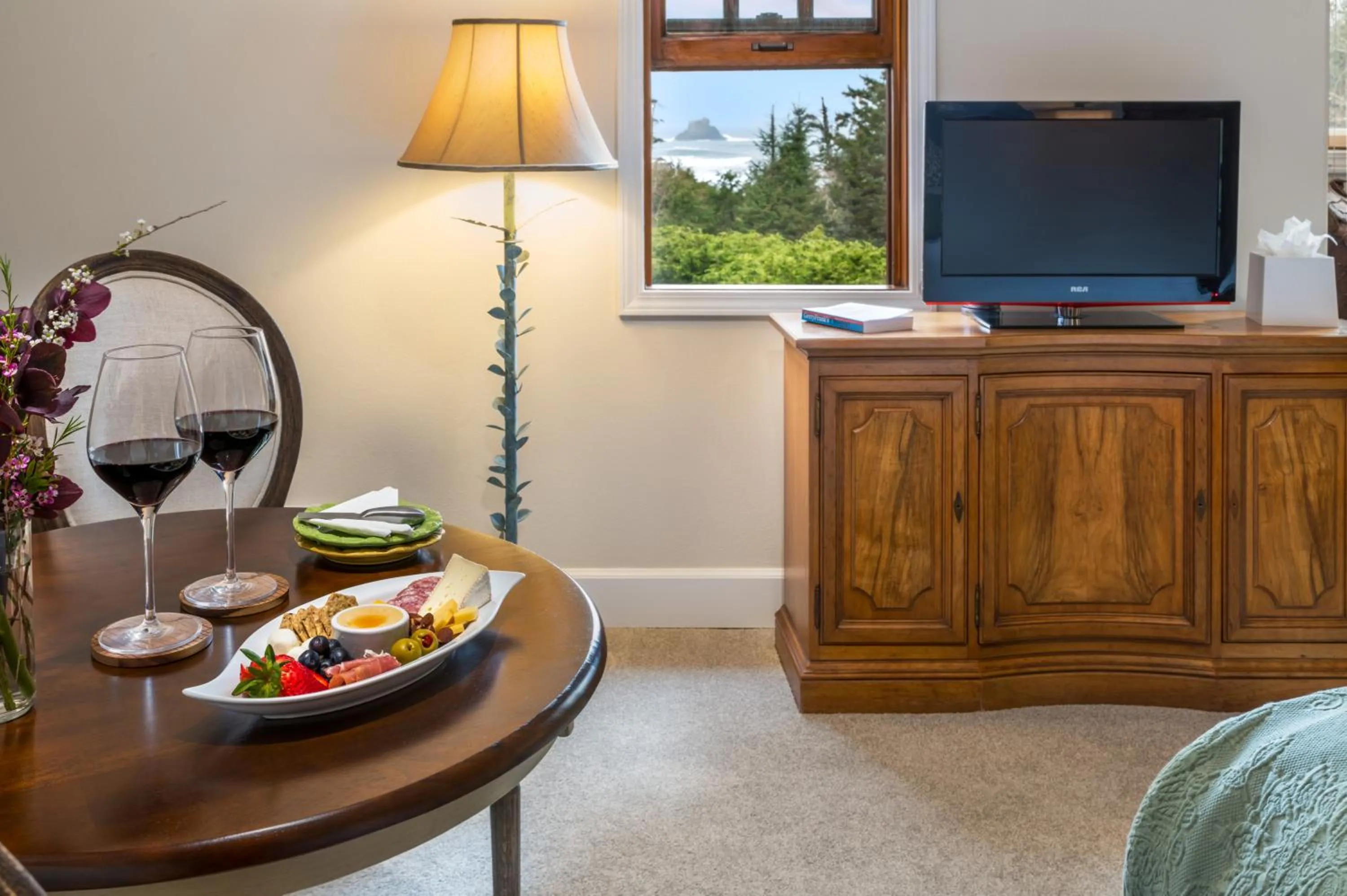 TV and multimedia in Arch Cape Inn and Retreat