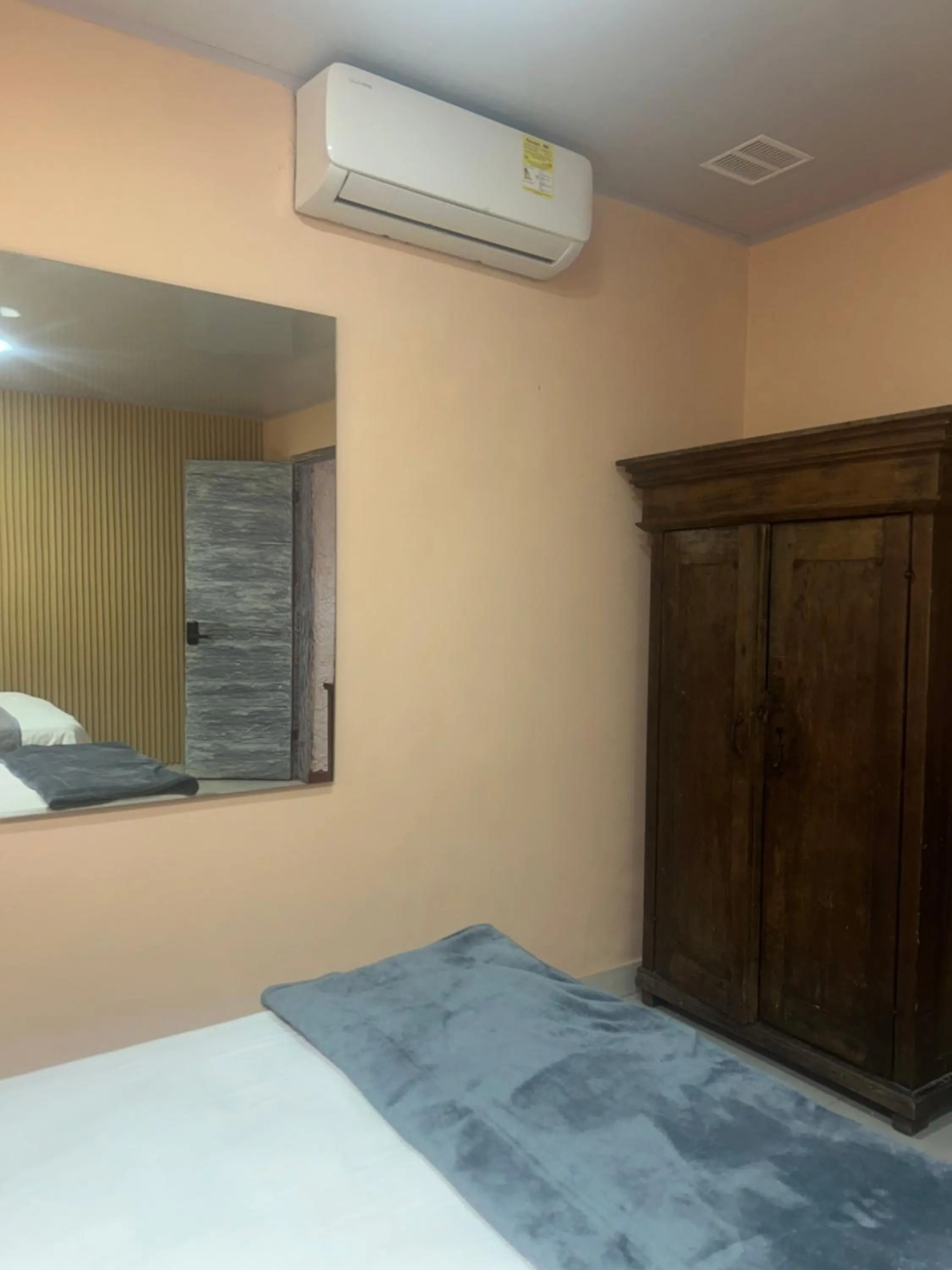 air conditioner, Bed in Hotel Galeria la Trinidad