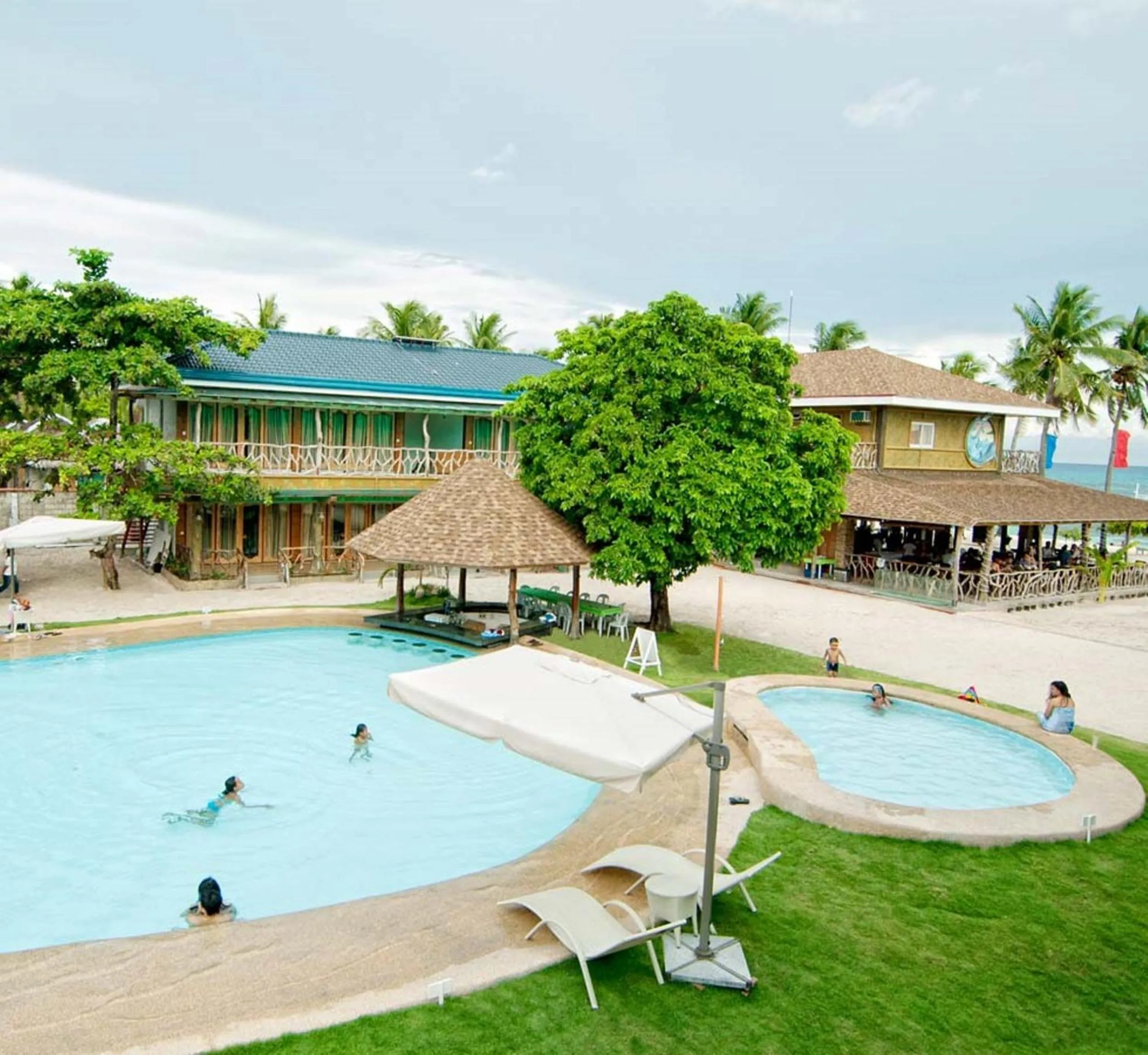 Swimming pool in Malapascua Legend Water Sports and Resort