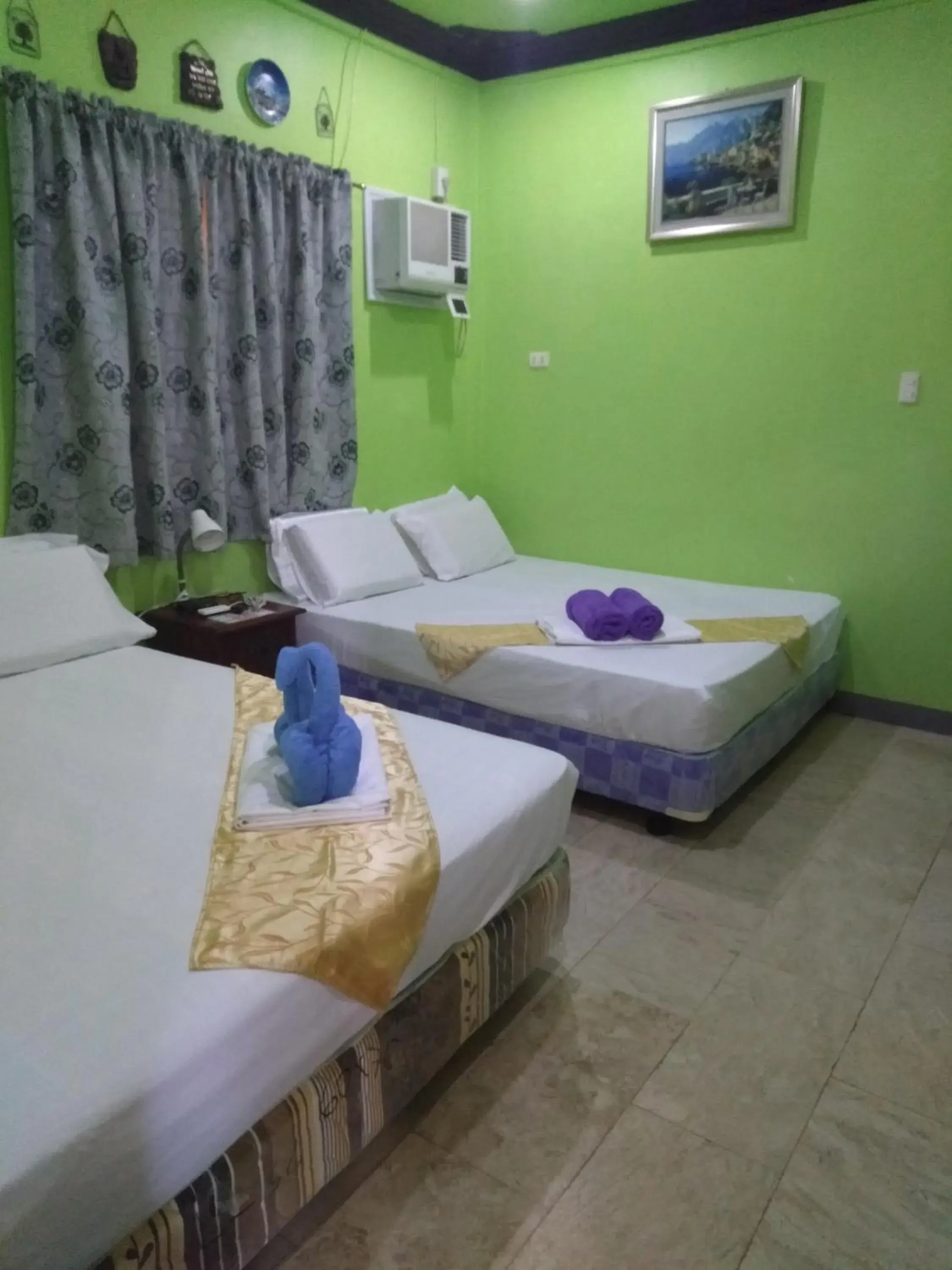 Quadruple Room with Private Bathroom in Sascha's Resort Oslob Quadruple Room with Private Bathroom in Sascha's Resort Oslob